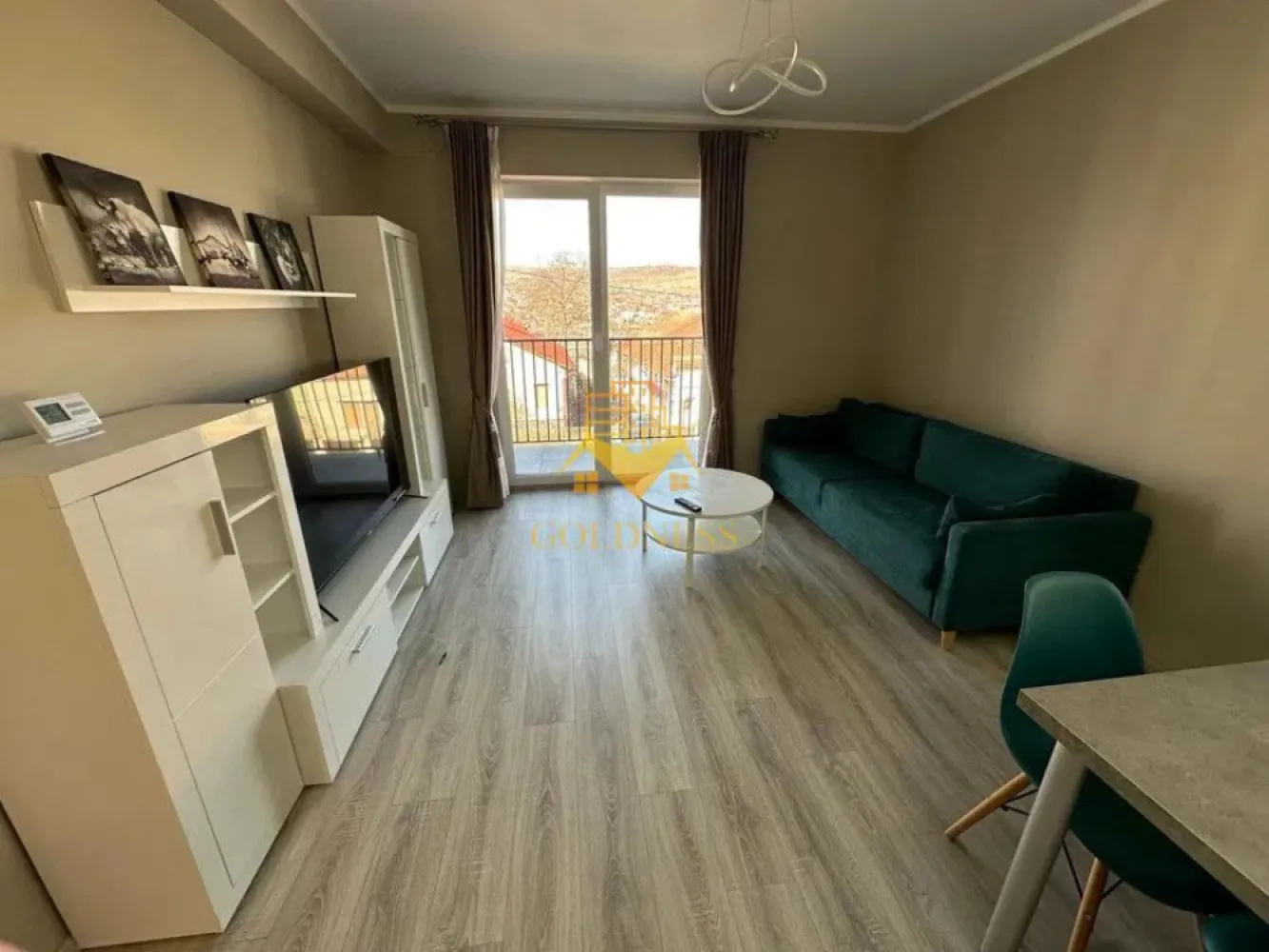 2 camere,modern,parcare,bloc nou, Gruia zona Stadiunul CRF, Migdalului - GOLDNESS Imobiliare vă propune spre închiriere un apartament cu 2 camere complet mobilat și utilat, la etajul 1 într-un imobil de 2 etaje, în Cartierul Gruia.
Se poate inchiria parcare cu 50e!
Apartamentul este compartimentat astfel:
 - dormitor cu pat matrimonial, dressing, noptiere
 - living cu bucatarie open-space complet utilată, canapea extensibilă, loc de servit masa 
 - baie cu cabina de dus, calorifer port prosop și dulap pentru depozitare.
 - terasa de 10 mp.

Imobilul este dotat cu toate cele necesare- centrală proprie, mașină de spălat haine, frigider, plită electrică, hotă, etc. 
Se află în apropierea stațiilor de transport în comun, magazine, restaurante, spații verzi, farmacii, etc. 
Dacă sunteți interesați de acest apartament și doriți să îl vizionați, dar și pentru alte oferte nu ezitați să ne contactați telefonic sau prin e-mail. Vă stăm la dispoziție!
Pentru intermediere se percepe un comision de 50% din prețul chiriei!