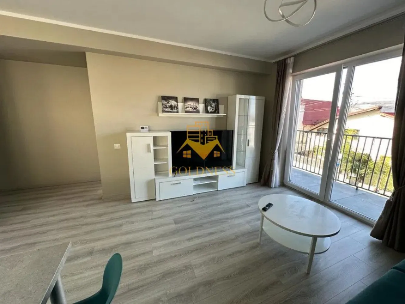 2 camere,modern,parcare,bloc nou, Gruia zona Stadiunul CRF, Migdalului - GOLDNESS Imobiliare vă propune spre închiriere un apartament cu 2 camere complet mobilat și utilat, la etajul 1 într-un imobil de 2 etaje, în Cartierul Gruia.
Se poate inchiria parcare cu 50e!
Apartamentul este compartimentat astfel:
 - dormitor cu pat matrimonial, dressing, noptiere
 - living cu bucatarie open-space complet utilată, canapea extensibilă, loc de servit masa 
 - baie cu cabina de dus, calorifer port prosop și dulap pentru depozitare.
 - terasa de 10 mp.

Imobilul este dotat cu toate cele necesare- centrală proprie, mașină de spălat haine, frigider, plită electrică, hotă, etc. 
Se află în apropierea stațiilor de transport în comun, magazine, restaurante, spații verzi, farmacii, etc. 
Dacă sunteți interesați de acest apartament și doriți să îl vizionați, dar și pentru alte oferte nu ezitați să ne contactați telefonic sau prin e-mail. Vă stăm la dispoziție!
Pentru intermediere se percepe un comision de 50% din prețul chiriei!