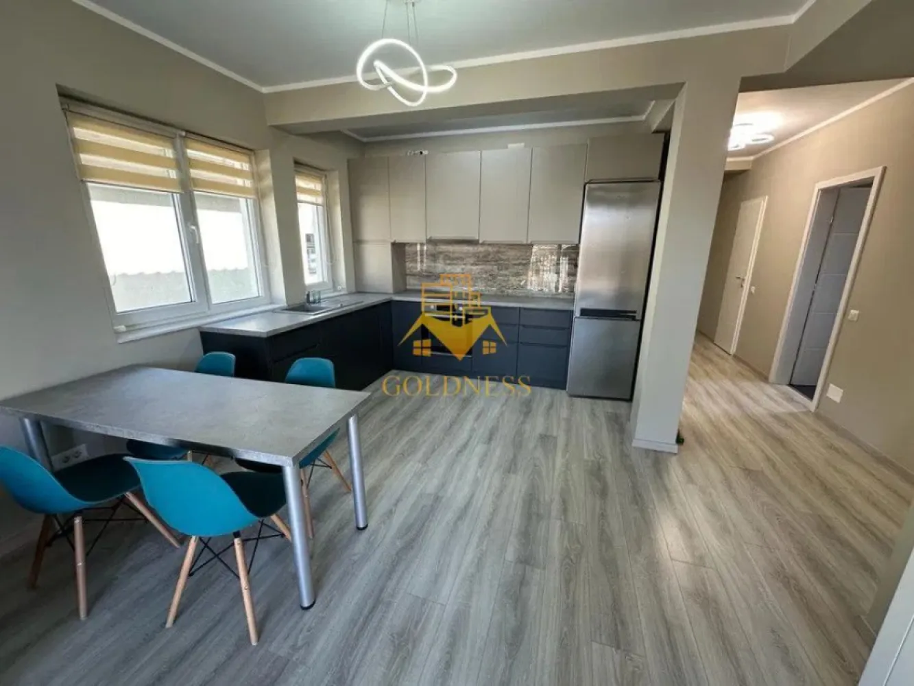2 camere,modern,parcare,bloc nou, Gruia zona Stadiunul CRF, Migdalului - GOLDNESS Imobiliare vă propune spre închiriere un apartament cu 2 camere complet mobilat și utilat, la etajul 1 într-un imobil de 2 etaje, în Cartierul Gruia.
Se poate inchiria parcare cu 50e!
Apartamentul este compartimentat astfel:
 - dormitor cu pat matrimonial, dressing, noptiere
 - living cu bucatarie open-space complet utilată, canapea extensibilă, loc de servit masa 
 - baie cu cabina de dus, calorifer port prosop și dulap pentru depozitare.
 - terasa de 10 mp.

Imobilul este dotat cu toate cele necesare- centrală proprie, mașină de spălat haine, frigider, plită electrică, hotă, etc. 
Se află în apropierea stațiilor de transport în comun, magazine, restaurante, spații verzi, farmacii, etc. 
Dacă sunteți interesați de acest apartament și doriți să îl vizionați, dar și pentru alte oferte nu ezitați să ne contactați telefonic sau prin e-mail. Vă stăm la dispoziție!
Pentru intermediere se percepe un comision de 50% din prețul chiriei!