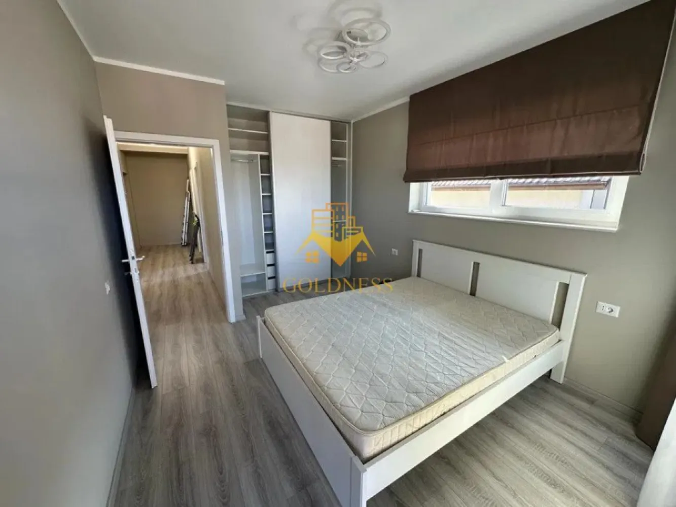 2 camere,modern,parcare,bloc nou, Gruia zona Stadiunul CRF, Migdalului - GOLDNESS Imobiliare vă propune spre închiriere un apartament cu 2 camere complet mobilat și utilat, la etajul 1 într-un imobil de 2 etaje, în Cartierul Gruia.
Se poate inchiria parcare cu 50e!
Apartamentul este compartimentat astfel:
 - dormitor cu pat matrimonial, dressing, noptiere
 - living cu bucatarie open-space complet utilată, canapea extensibilă, loc de servit masa 
 - baie cu cabina de dus, calorifer port prosop și dulap pentru depozitare.
 - terasa de 10 mp.

Imobilul este dotat cu toate cele necesare- centrală proprie, mașină de spălat haine, frigider, plită electrică, hotă, etc. 
Se află în apropierea stațiilor de transport în comun, magazine, restaurante, spații verzi, farmacii, etc. 
Dacă sunteți interesați de acest apartament și doriți să îl vizionați, dar și pentru alte oferte nu ezitați să ne contactați telefonic sau prin e-mail. Vă stăm la dispoziție!
Pentru intermediere se percepe un comision de 50% din prețul chiriei!