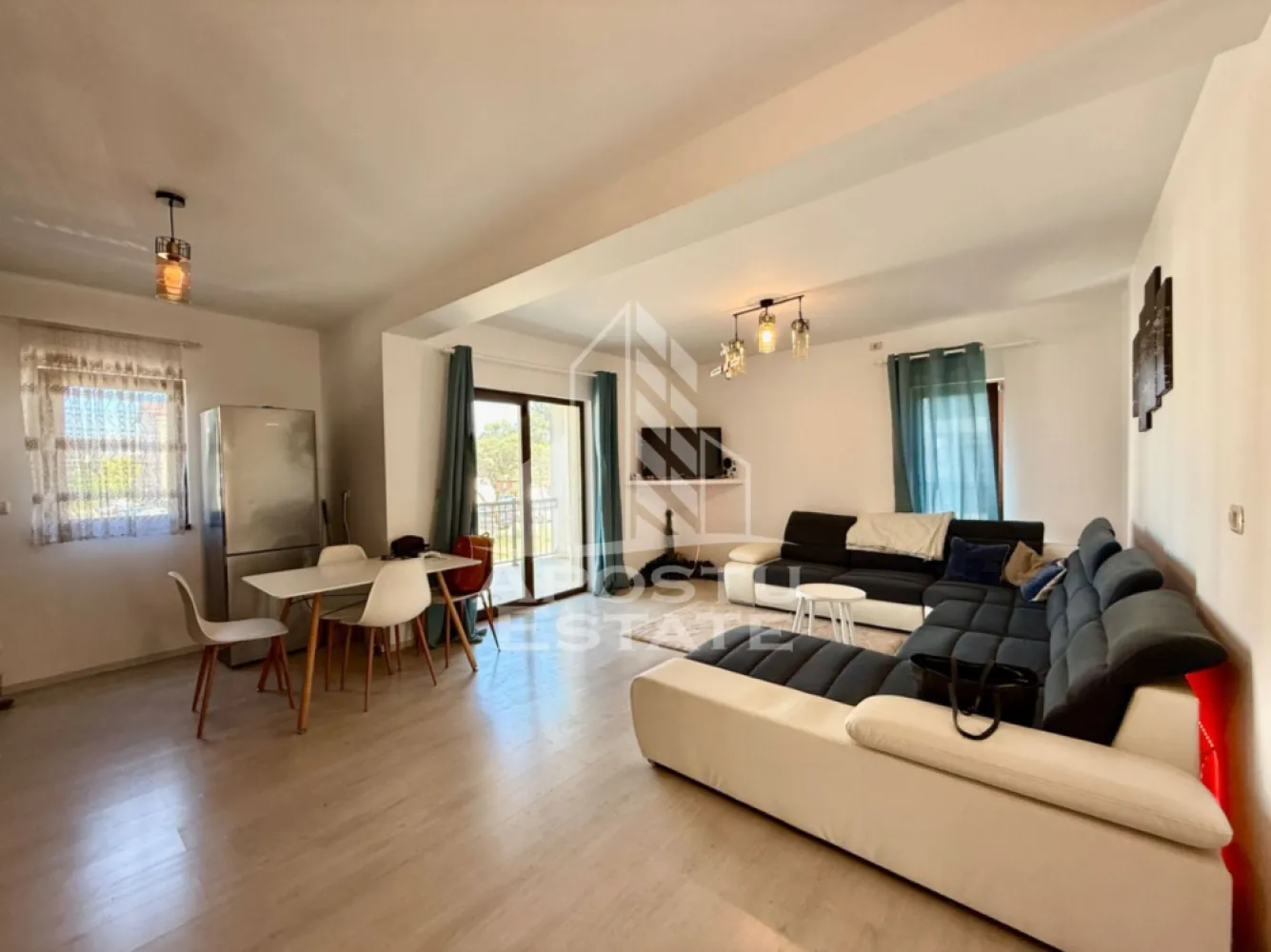 Apartament 3 camere de vanzare, etaj 1, comision 0%, Calea Urseni - Agentia imobiliara APOSTU ESTATE va propune spre vanzare in exclusivitate cu comision zero pentru cumparator, un apartament cu 3 camere si 2 bai, situat in zona Calea Urseni, Giroc, judetul Timis.
Apartamentul este amplasat la etajul 1 intr-un imobil nou, construit din caramida si beneficiaza de un loc de parcare propriu. 
Confortul termic se realizeaza prin intermediul centralei proprii pe gaz cu sistem de incalzire prin pardoseala. 

Cu o suprafata utila de 66,52mp + terasa de aproximativ 8mp, apartamentul este compartimentat astfel: 
- living cu bucatarie open-space cu acces catre terasa deschisa 
- 2 dormitoare decomandate 
- baie cu cada si geam 
- debara care poate si amenajata ca o a doua baie

Proprietatea se vinde mobilata si utilata, cum se vede in imagini. 

Agentia imobiliara Apostu Estate va ofera consultanta bancara gratuita prin intermediul colaboratorilor nostri pentru alegerea celui mai potrivit tip de credit, astfel incat tu sa devi noul proprietar al acestui apartament.
Va asteptam cu drag la o vizionare!