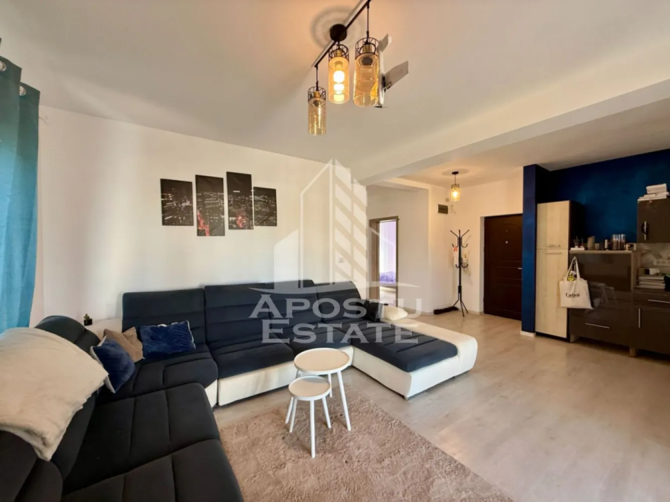 Apartament 3 camere de vanzare, etaj 1, comision 0%, Calea Urseni - Agentia imobiliara APOSTU ESTATE va propune spre vanzare in exclusivitate cu comision zero pentru cumparator, un apartament cu 3 camere si 2 bai, situat in zona Calea Urseni, Giroc, judetul Timis.
Apartamentul este amplasat la etajul 1 intr-un imobil nou, construit din caramida si beneficiaza de un loc de parcare propriu. 
Confortul termic se realizeaza prin intermediul centralei proprii pe gaz cu sistem de incalzire prin pardoseala. 

Cu o suprafata utila de 66,52mp + terasa de aproximativ 8mp, apartamentul este compartimentat astfel: 
- living cu bucatarie open-space cu acces catre terasa deschisa 
- 2 dormitoare decomandate 
- baie cu cada si geam 
- debara care poate si amenajata ca o a doua baie

Proprietatea se vinde mobilata si utilata, cum se vede in imagini. 

Agentia imobiliara Apostu Estate va ofera consultanta bancara gratuita prin intermediul colaboratorilor nostri pentru alegerea celui mai potrivit tip de credit, astfel incat tu sa devi noul proprietar al acestui apartament.
Va asteptam cu drag la o vizionare!