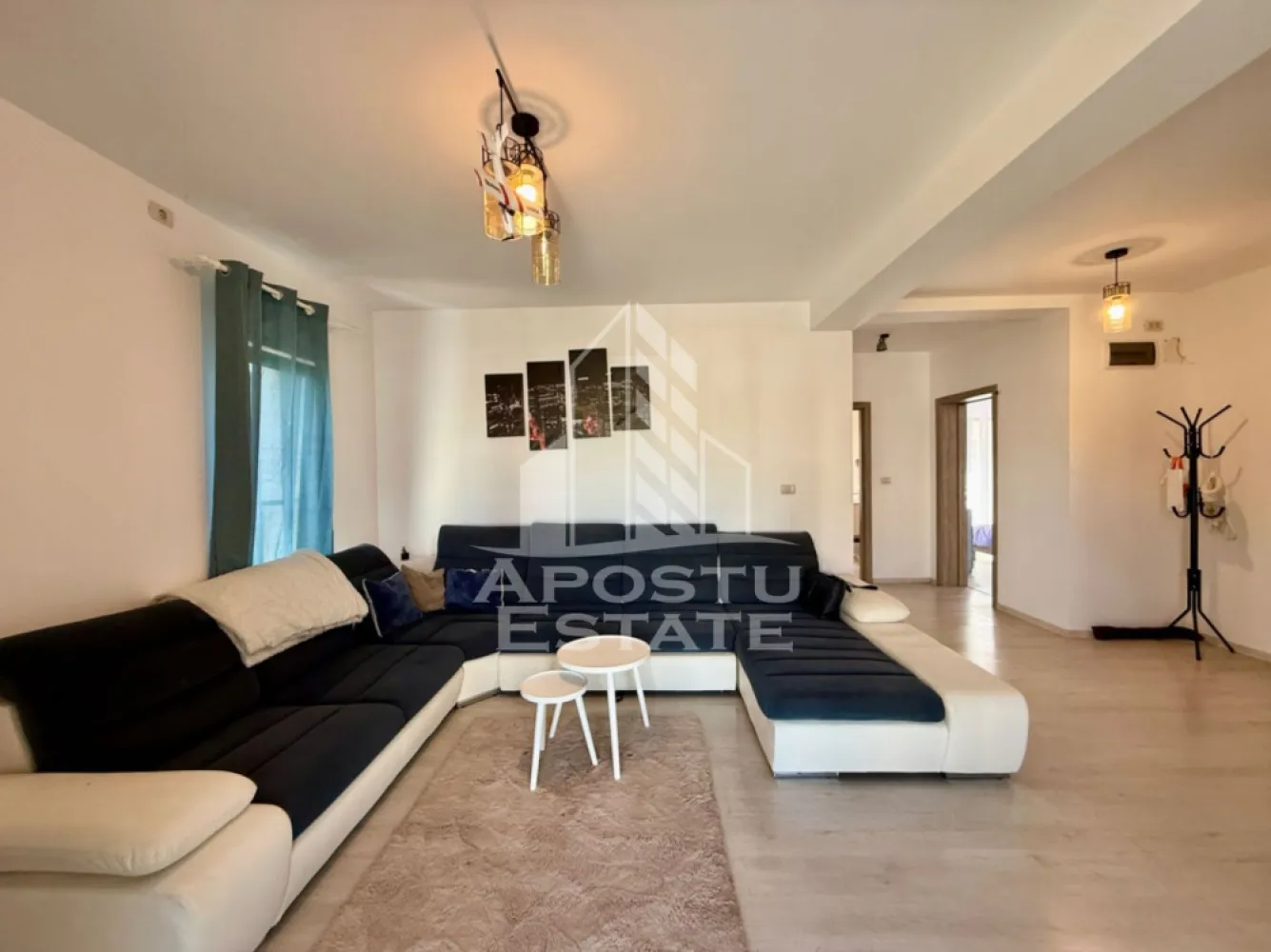 Apartament 3 camere de vanzare, etaj 1, comision 0%, Calea Urseni - Agentia imobiliara APOSTU ESTATE va propune spre vanzare in exclusivitate cu comision zero pentru cumparator, un apartament cu 3 camere si 2 bai, situat in zona Calea Urseni, Giroc, judetul Timis.
Apartamentul este amplasat la etajul 1 intr-un imobil nou, construit din caramida si beneficiaza de un loc de parcare propriu. 
Confortul termic se realizeaza prin intermediul centralei proprii pe gaz cu sistem de incalzire prin pardoseala. 

Cu o suprafata utila de 66,52mp + terasa de aproximativ 8mp, apartamentul este compartimentat astfel: 
- living cu bucatarie open-space cu acces catre terasa deschisa 
- 2 dormitoare decomandate 
- baie cu cada si geam 
- debara care poate si amenajata ca o a doua baie

Proprietatea se vinde mobilata si utilata, cum se vede in imagini. 

Agentia imobiliara Apostu Estate va ofera consultanta bancara gratuita prin intermediul colaboratorilor nostri pentru alegerea celui mai potrivit tip de credit, astfel incat tu sa devi noul proprietar al acestui apartament.
Va asteptam cu drag la o vizionare!