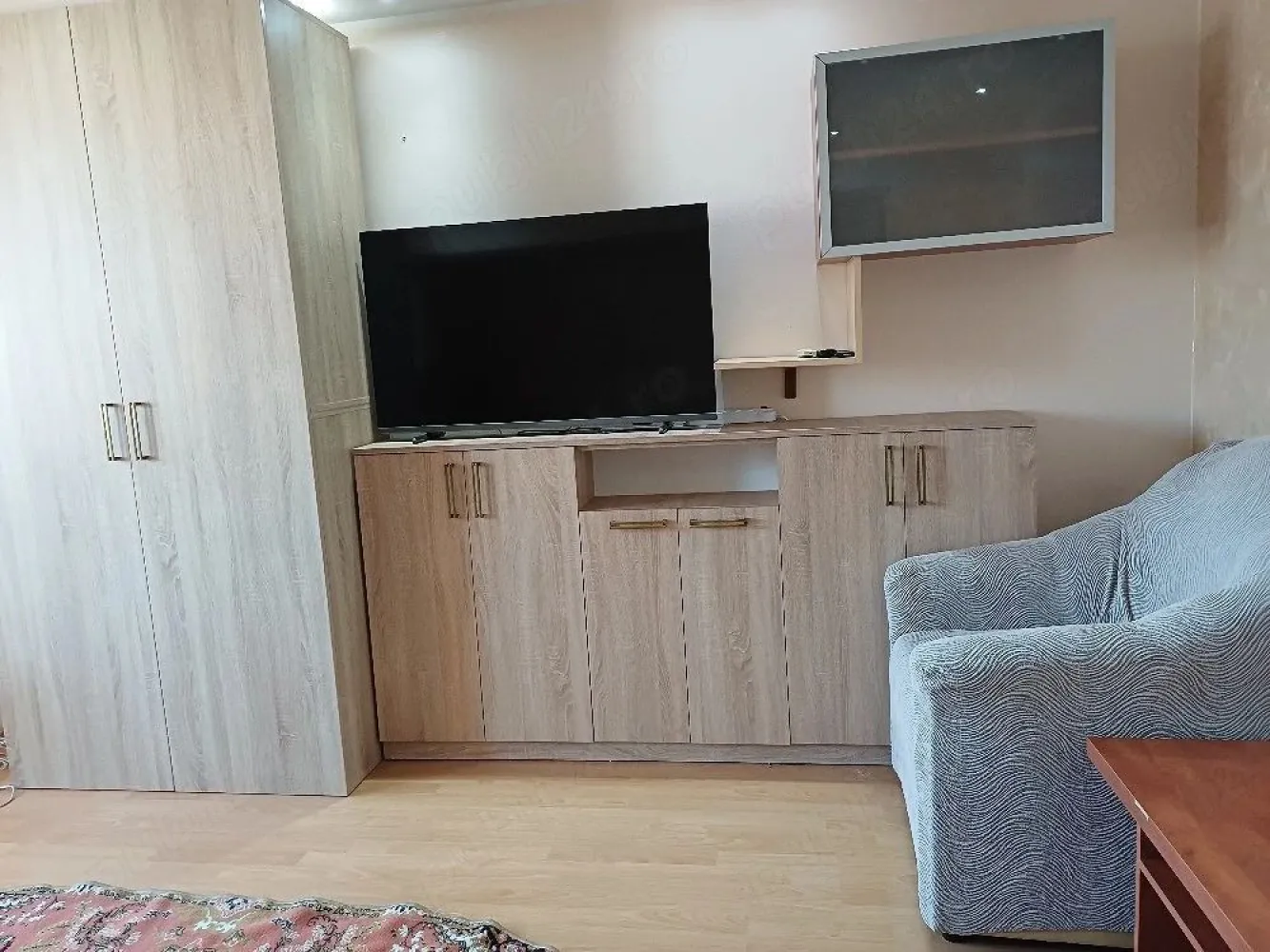 De inchiriat apartament 2 camere micro 20, et. 9, 350 euro negociabil - Se ofera spre inchiriere apartament cu 2 camere decomandate, situat în Micro 20, suprafață 55 mp, complet mobilat și utilat cu electrocasnice. NUMAI PENTRU NEFUMATORI!
Apartamentul dispune de:
- centrală proprie;
- aer condiționat;
- bucătărie modernă;
- paturi noi în ambele camere;
- mobilier nou;
- etaj 9 din 10;
- lift modernizat.
Locuința este curată, confortabilă și pregătită pentru mutare imediată.
Se încheie obligatoriu contract declarat la ANAF.
CHIRIE 350 EURO/LUNA NEGOCIABIL.
La incheierea contractului de inchiriere chiriasul va achita prima chirie, o garantie egala cu o chirie si comisionul agentiei imobiliare.
Pentru mai multe detalii, vă rog să mă contactați 0741.030.291 Marilena.