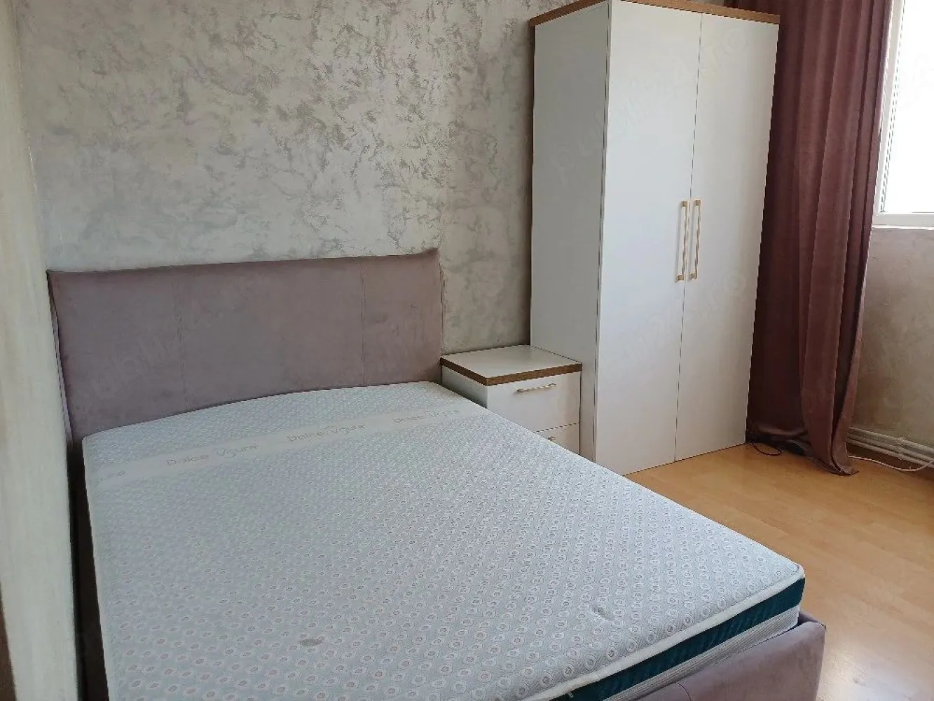 De inchiriat apartament 2 camere micro 20, et. 9, 350 euro negociabil - Se ofera spre inchiriere apartament cu 2 camere decomandate, situat în Micro 20, suprafață 55 mp, complet mobilat și utilat cu electrocasnice. NUMAI PENTRU NEFUMATORI!
Apartamentul dispune de:
- centrală proprie;
- aer condiționat;
- bucătărie modernă;
- paturi noi în ambele camere;
- mobilier nou;
- etaj 9 din 10;
- lift modernizat.
Locuința este curată, confortabilă și pregătită pentru mutare imediată.
Se încheie obligatoriu contract declarat la ANAF.
CHIRIE 350 EURO/LUNA NEGOCIABIL.
La incheierea contractului de inchiriere chiriasul va achita prima chirie, o garantie egala cu o chirie si comisionul agentiei imobiliare.
Pentru mai multe detalii, vă rog să mă contactați 0741.030.291 Marilena.