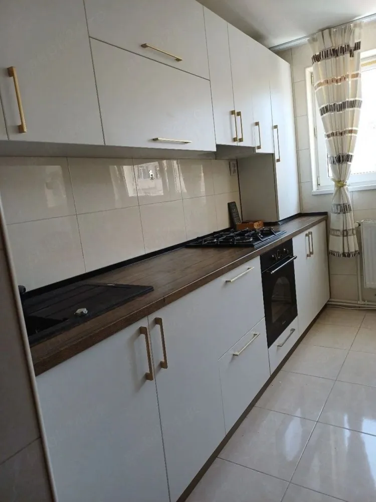 De inchiriat apartament 2 camere micro 20, et. 9, 350 euro negociabil - Se ofera spre inchiriere apartament cu 2 camere decomandate, situat în Micro 20, suprafață 55 mp, complet mobilat și utilat cu electrocasnice. NUMAI PENTRU NEFUMATORI!
Apartamentul dispune de:
- centrală proprie;
- aer condiționat;
- bucătărie modernă;
- paturi noi în ambele camere;
- mobilier nou;
- etaj 9 din 10;
- lift modernizat.
Locuința este curată, confortabilă și pregătită pentru mutare imediată.
Se încheie obligatoriu contract declarat la ANAF.
CHIRIE 350 EURO/LUNA NEGOCIABIL.
La incheierea contractului de inchiriere chiriasul va achita prima chirie, o garantie egala cu o chirie si comisionul agentiei imobiliare.
Pentru mai multe detalii, vă rog să mă contactați 0741.030.291 Marilena.