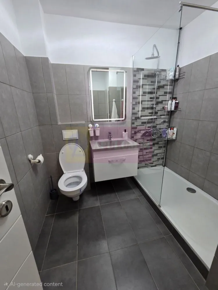 Apartament 2 camere Arcul de Triumf - Agentia Imobiliara Apulum 94, va propune spre vanzare
Apartament 2 camere – Bd. Mareșal Alexandru Averescu | 52 mp | Etaj 1/7 | Renovat integral
Acesta este decomandat, cu suprafața de 52 mp, într-o zonă foarte căutată a Sectorului 1 – 1 Mai/Domenii.
Apartamentul se află la etajul 1 din 7, într-un bloc finalizat în 1961,construit pe structură de beton, izolat termic, fără risc seismic si cu vedere laterala. Scara este luminoasă și bine întreținută. 
Locuința este compusă din living, dormitor, bucătărie și baie. Compartimentările interioare sunt din cărămidă, oferind o bună izolare fonică și termică.
Apartamentul a fost renovat integral în 2021, cu instalațiile electrice și sanitare schimbate, și se vinde mobilat și utilat complet.
Poziționarea este excelentă: 5 minute de mers pe jos până la Arcul de Triumf, 3 minute până la Biserica Cașin și 10 minute până la Piața Domenii. În apropiere se află mijloace de transport, școli, grădinițe, locuri de joacă, centre comerciale, instituții bancare și Parcul Herăstrău.
O proprietate potrivită atât pentru locuit, cât și pentru investiție, într-una dintre cele mai apreciate zone din București.