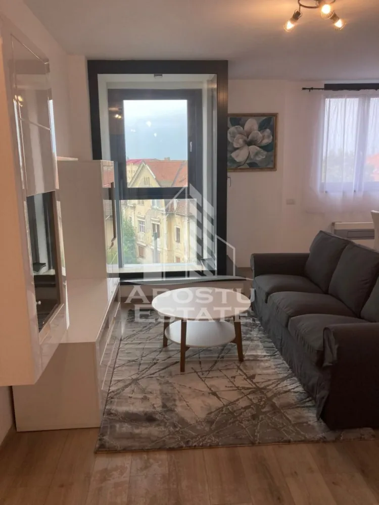 Apartament cu 2 de inchiriat, zona Take Ionescu-Isho Timisoara - Agentia imobiliara APOSTU ESTATE va propune spre inchiriere un apartament cu 2 camere, spatios si luminos, situat in zona Take Ionescu in complexul rezidental Isho, o zona linistita si bine pozitionata din Timisoara,Timis. Potrivit pentru cupluri,familii , tineri care isi doresc o locuinta unde sa se simta confortabil si cu acces facil catre scoli, statii de autobuz, supermarketuri , magazine de zona, parcuri.

Suprafata utila: 50 mp

Compartimentare eficienta:

-Hol de acces generos

-Bucatarie complet mobilata si utilata

-Dormitor mobilat si utilat

-Living spatios pentru momente de relaxare

-Baie prevazuta cu cada

Confort si facilitati:

-Incalzirea apartamentului: centrala imobil

-Apartamentul este complet mobilat si utilat

Localizare:

-Timis,Timisoara, zona Take Ionescu– acces facil spre magazine, supermarketul Kaufland, scoli, parcuri si mijloace de transport in comun.

Ideal pentru:

-Familii

-Cupluri

-Tineri

-Studenti

Disponibilitate: imediata

Pret chirie lunara: 600€

Programeaza o vizionare pentru a-ti putea imagina viitorul aici!

ID intern: CP3117085