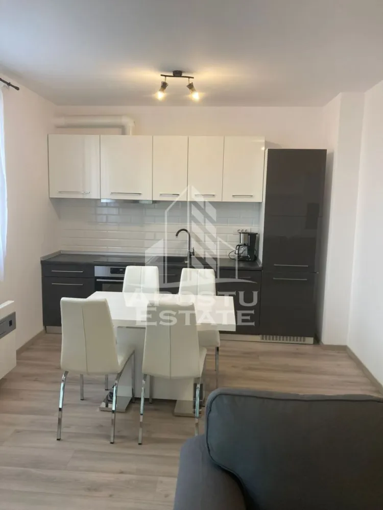 Apartament cu 2 de inchiriat, zona Take Ionescu-Isho Timisoara - Agentia imobiliara APOSTU ESTATE va propune spre inchiriere un apartament cu 2 camere, spatios si luminos, situat in zona Take Ionescu in complexul rezidental Isho, o zona linistita si bine pozitionata din Timisoara,Timis. Potrivit pentru cupluri,familii , tineri care isi doresc o locuinta unde sa se simta confortabil si cu acces facil catre scoli, statii de autobuz, supermarketuri , magazine de zona, parcuri.

Suprafata utila: 50 mp

Compartimentare eficienta:

-Hol de acces generos

-Bucatarie complet mobilata si utilata

-Dormitor mobilat si utilat

-Living spatios pentru momente de relaxare

-Baie prevazuta cu cada

Confort si facilitati:

-Incalzirea apartamentului: centrala imobil

-Apartamentul este complet mobilat si utilat

Localizare:

-Timis,Timisoara, zona Take Ionescu– acces facil spre magazine, supermarketul Kaufland, scoli, parcuri si mijloace de transport in comun.

Ideal pentru:

-Familii

-Cupluri

-Tineri

-Studenti

Disponibilitate: imediata

Pret chirie lunara: 600€

Programeaza o vizionare pentru a-ti putea imagina viitorul aici!

ID intern: CP3117085