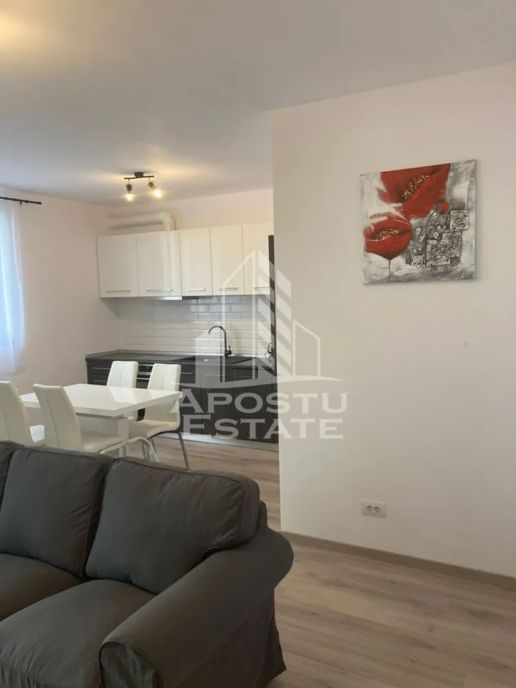 Apartament cu 2 de inchiriat, zona Take Ionescu-Isho Timisoara - Agentia imobiliara APOSTU ESTATE va propune spre inchiriere un apartament cu 2 camere, spatios si luminos, situat in zona Take Ionescu in complexul rezidental Isho, o zona linistita si bine pozitionata din Timisoara,Timis. Potrivit pentru cupluri,familii , tineri care isi doresc o locuinta unde sa se simta confortabil si cu acces facil catre scoli, statii de autobuz, supermarketuri , magazine de zona, parcuri.

Suprafata utila: 50 mp

Compartimentare eficienta:

-Hol de acces generos

-Bucatarie complet mobilata si utilata

-Dormitor mobilat si utilat

-Living spatios pentru momente de relaxare

-Baie prevazuta cu cada

Confort si facilitati:

-Incalzirea apartamentului: centrala imobil

-Apartamentul este complet mobilat si utilat

Localizare:

-Timis,Timisoara, zona Take Ionescu– acces facil spre magazine, supermarketul Kaufland, scoli, parcuri si mijloace de transport in comun.

Ideal pentru:

-Familii

-Cupluri

-Tineri

-Studenti

Disponibilitate: imediata

Pret chirie lunara: 600€

Programeaza o vizionare pentru a-ti putea imagina viitorul aici!

ID intern: CP3117085