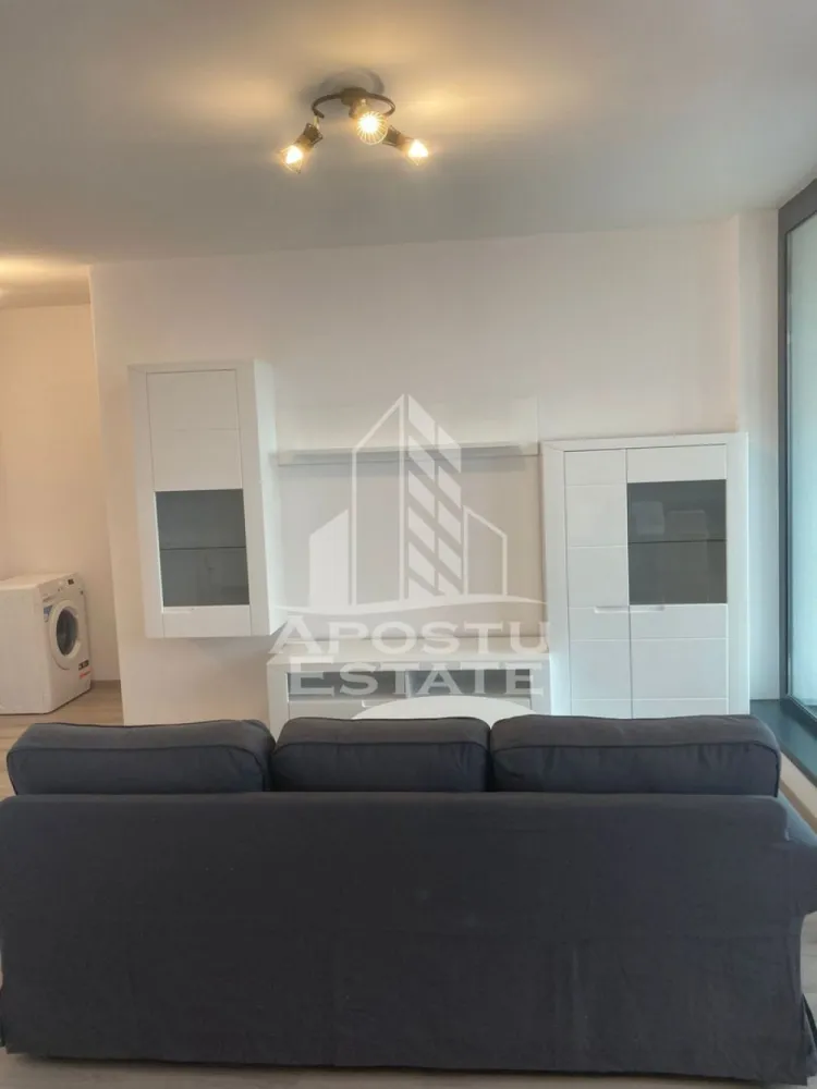 Apartament cu 2 de inchiriat, zona Take Ionescu-Isho Timisoara - Agentia imobiliara APOSTU ESTATE va propune spre inchiriere un apartament cu 2 camere, spatios si luminos, situat in zona Take Ionescu in complexul rezidental Isho, o zona linistita si bine pozitionata din Timisoara,Timis. Potrivit pentru cupluri,familii , tineri care isi doresc o locuinta unde sa se simta confortabil si cu acces facil catre scoli, statii de autobuz, supermarketuri , magazine de zona, parcuri.

Suprafata utila: 50 mp

Compartimentare eficienta:

-Hol de acces generos

-Bucatarie complet mobilata si utilata

-Dormitor mobilat si utilat

-Living spatios pentru momente de relaxare

-Baie prevazuta cu cada

Confort si facilitati:

-Incalzirea apartamentului: centrala imobil

-Apartamentul este complet mobilat si utilat

Localizare:

-Timis,Timisoara, zona Take Ionescu– acces facil spre magazine, supermarketul Kaufland, scoli, parcuri si mijloace de transport in comun.

Ideal pentru:

-Familii

-Cupluri

-Tineri

-Studenti

Disponibilitate: imediata

Pret chirie lunara: 600€

Programeaza o vizionare pentru a-ti putea imagina viitorul aici!

ID intern: CP3117085