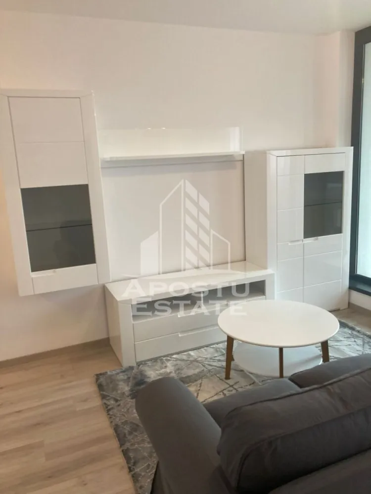 Apartament cu 2 de inchiriat, zona Take Ionescu-Isho Timisoara - Agentia imobiliara APOSTU ESTATE va propune spre inchiriere un apartament cu 2 camere, spatios si luminos, situat in zona Take Ionescu in complexul rezidental Isho, o zona linistita si bine pozitionata din Timisoara,Timis. Potrivit pentru cupluri,familii , tineri care isi doresc o locuinta unde sa se simta confortabil si cu acces facil catre scoli, statii de autobuz, supermarketuri , magazine de zona, parcuri.

Suprafata utila: 50 mp

Compartimentare eficienta:

-Hol de acces generos

-Bucatarie complet mobilata si utilata

-Dormitor mobilat si utilat

-Living spatios pentru momente de relaxare

-Baie prevazuta cu cada

Confort si facilitati:

-Incalzirea apartamentului: centrala imobil

-Apartamentul este complet mobilat si utilat

Localizare:

-Timis,Timisoara, zona Take Ionescu– acces facil spre magazine, supermarketul Kaufland, scoli, parcuri si mijloace de transport in comun.

Ideal pentru:

-Familii

-Cupluri

-Tineri

-Studenti

Disponibilitate: imediata

Pret chirie lunara: 600€

Programeaza o vizionare pentru a-ti putea imagina viitorul aici!

ID intern: CP3117085