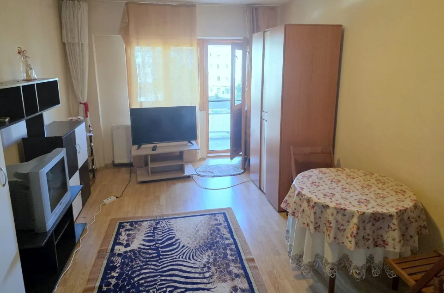 De inchiriat garsoniera in Foscani, strada Brailei, zona Kaufland - Agentia Mag Invest vă oferă spre închiriere o garsonieră situată în municipiul Focșani, pe strada Brăilei, într-o zonă apreciată pentru accesibilitate și proximitatea față de principalele puncte de interes ale orașului. Proprietatea este amplasată la etajul 2 al unui imobil bine întreținut, aflat în apropierea magazinului Kaufland și a numeroaselor facilități urbane.
Garsoniera are o suprafață utilă de 30 mp și este amenajată astfel încât să ofere un spațiu confortabil și funcțional. Se închiriază complet mobilată și utilată, fiind pregătită pentru ocupare imediată. Locuința dispune de centrală termică proprie, asigurând confort termic și costuri eficiente de întreținere.
Este alegerea potrivită pentru o persoană sau un cuplu care își dorește o locuință practică, într-o zonă cu acces rapid către magazine, mijloace de transport, instituții și alte facilități necesare vieții de zi cu zi.
Chirie: 240 euro/lună
Garanție: 240 euro
Se percepe comision de agenție.
Pentru informații suplimentare și programarea unei vizionări:
Ene Liliana – Consultant Vânzări
Telefon: 0746 252 252
Mag Invest