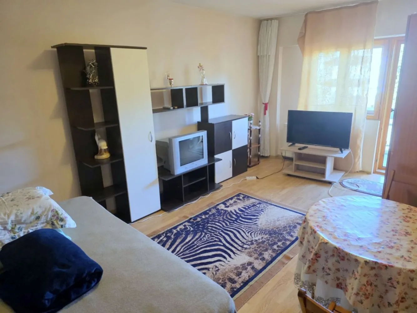De inchiriat garsoniera in Foscani, strada Brailei, zona Kaufland - Agentia Mag Invest vă oferă spre închiriere o garsonieră situată în municipiul Focșani, pe strada Brăilei, într-o zonă apreciată pentru accesibilitate și proximitatea față de principalele puncte de interes ale orașului. Proprietatea este amplasată la etajul 2 al unui imobil bine întreținut, aflat în apropierea magazinului Kaufland și a numeroaselor facilități urbane.
Garsoniera are o suprafață utilă de 30 mp și este amenajată astfel încât să ofere un spațiu confortabil și funcțional. Se închiriază complet mobilată și utilată, fiind pregătită pentru ocupare imediată. Locuința dispune de centrală termică proprie, asigurând confort termic și costuri eficiente de întreținere.
Este alegerea potrivită pentru o persoană sau un cuplu care își dorește o locuință practică, într-o zonă cu acces rapid către magazine, mijloace de transport, instituții și alte facilități necesare vieții de zi cu zi.
Chirie: 240 euro/lună
Garanție: 240 euro
Se percepe comision de agenție.
Pentru informații suplimentare și programarea unei vizionări:
Ene Liliana – Consultant Vânzări
Telefon: 0746 252 252
Mag Invest