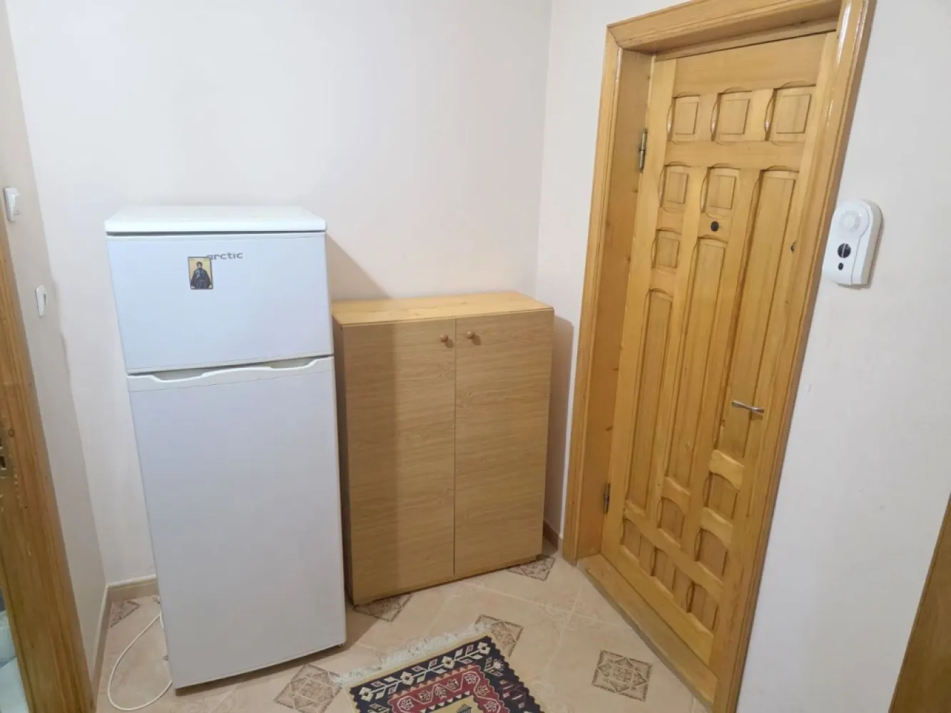De inchiriat garsoniera in Foscani, strada Brailei, zona Kaufland - Agentia Mag Invest vă oferă spre închiriere o garsonieră situată în municipiul Focșani, pe strada Brăilei, într-o zonă apreciată pentru accesibilitate și proximitatea față de principalele puncte de interes ale orașului. Proprietatea este amplasată la etajul 2 al unui imobil bine întreținut, aflat în apropierea magazinului Kaufland și a numeroaselor facilități urbane.
Garsoniera are o suprafață utilă de 30 mp și este amenajată astfel încât să ofere un spațiu confortabil și funcțional. Se închiriază complet mobilată și utilată, fiind pregătită pentru ocupare imediată. Locuința dispune de centrală termică proprie, asigurând confort termic și costuri eficiente de întreținere.
Este alegerea potrivită pentru o persoană sau un cuplu care își dorește o locuință practică, într-o zonă cu acces rapid către magazine, mijloace de transport, instituții și alte facilități necesare vieții de zi cu zi.
Chirie: 240 euro/lună
Garanție: 240 euro
Se percepe comision de agenție.
Pentru informații suplimentare și programarea unei vizionări:
Ene Liliana – Consultant Vânzări
Telefon: 0746 252 252
Mag Invest