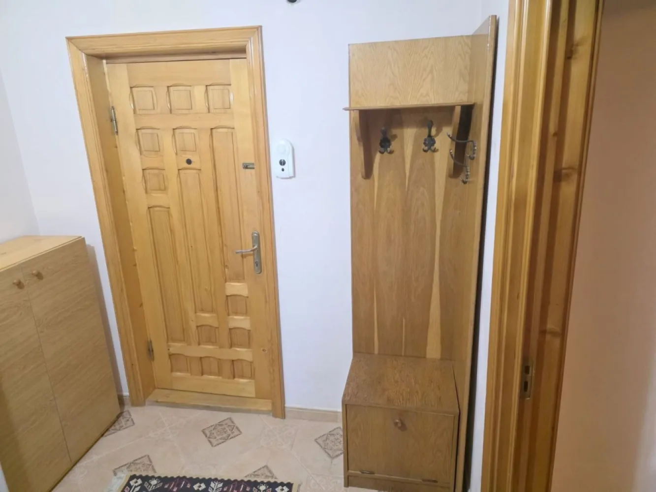 De inchiriat garsoniera in Foscani, strada Brailei, zona Kaufland - Agentia Mag Invest vă oferă spre închiriere o garsonieră situată în municipiul Focșani, pe strada Brăilei, într-o zonă apreciată pentru accesibilitate și proximitatea față de principalele puncte de interes ale orașului. Proprietatea este amplasată la etajul 2 al unui imobil bine întreținut, aflat în apropierea magazinului Kaufland și a numeroaselor facilități urbane.
Garsoniera are o suprafață utilă de 30 mp și este amenajată astfel încât să ofere un spațiu confortabil și funcțional. Se închiriază complet mobilată și utilată, fiind pregătită pentru ocupare imediată. Locuința dispune de centrală termică proprie, asigurând confort termic și costuri eficiente de întreținere.
Este alegerea potrivită pentru o persoană sau un cuplu care își dorește o locuință practică, într-o zonă cu acces rapid către magazine, mijloace de transport, instituții și alte facilități necesare vieții de zi cu zi.
Chirie: 240 euro/lună
Garanție: 240 euro
Se percepe comision de agenție.
Pentru informații suplimentare și programarea unei vizionări:
Ene Liliana – Consultant Vânzări
Telefon: 0746 252 252
Mag Invest