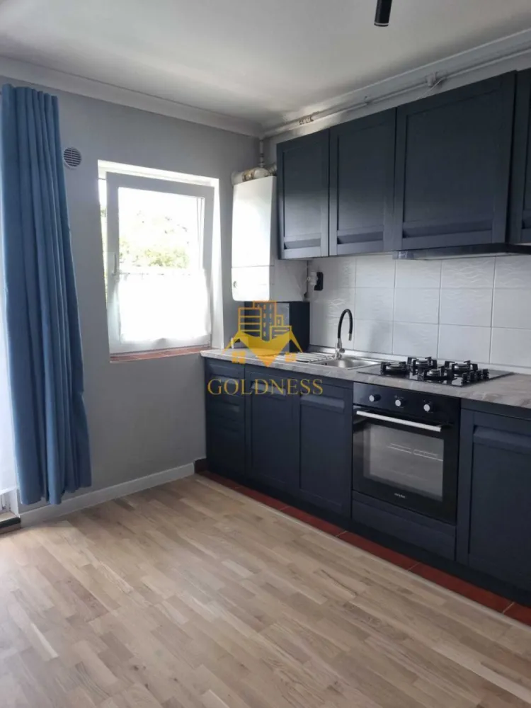 1 camera, Zorilor, Studio, UMF, USAMF, UTCN, Observatorului, Parcare - GOLDNESS Imobiliare vă propune spre închiriere un apartament cu 1 camere tip Studio complet mobilat și utilat, la etajul 3 într-un imobil de 4 etaje, fără lift în Cartierul Zorilor.
Dispune de loc de parcare!
Se află în apropierea stațiilor de transport în comun, magazine, restaurante, spații verzi, farmacii, etc. 

Apartamentul este compartimentat astfel:
 - camera cu pat canapea extensibila, dressing, noptiere
 - bucătărie complet utilată și mobilată, loc de servit masa, cuptor cu microunde
 - baie cu dus walkin, calorifer port prosop și dulap pentru depozitare.
 - terasa de 5mp.

Imobilul este dotat cu toate cele necesare- centrală proprie, frigider, aragaz, hotă, mașină de spălat haine, etc. 
*Canapeaua extensibila este comandată și ajunge în câteva zile, nu se regăsește în poze.

Dacă sunteți interesați de acest apartament și doriți să îl vizionați, dar și pentru alte oferte nu ezitați să ne contactați telefonic sau prin e-mail. Vă stăm la dispoziție!
Pentru intermediere se percepe un comision de 50% din prețul chiriei!
