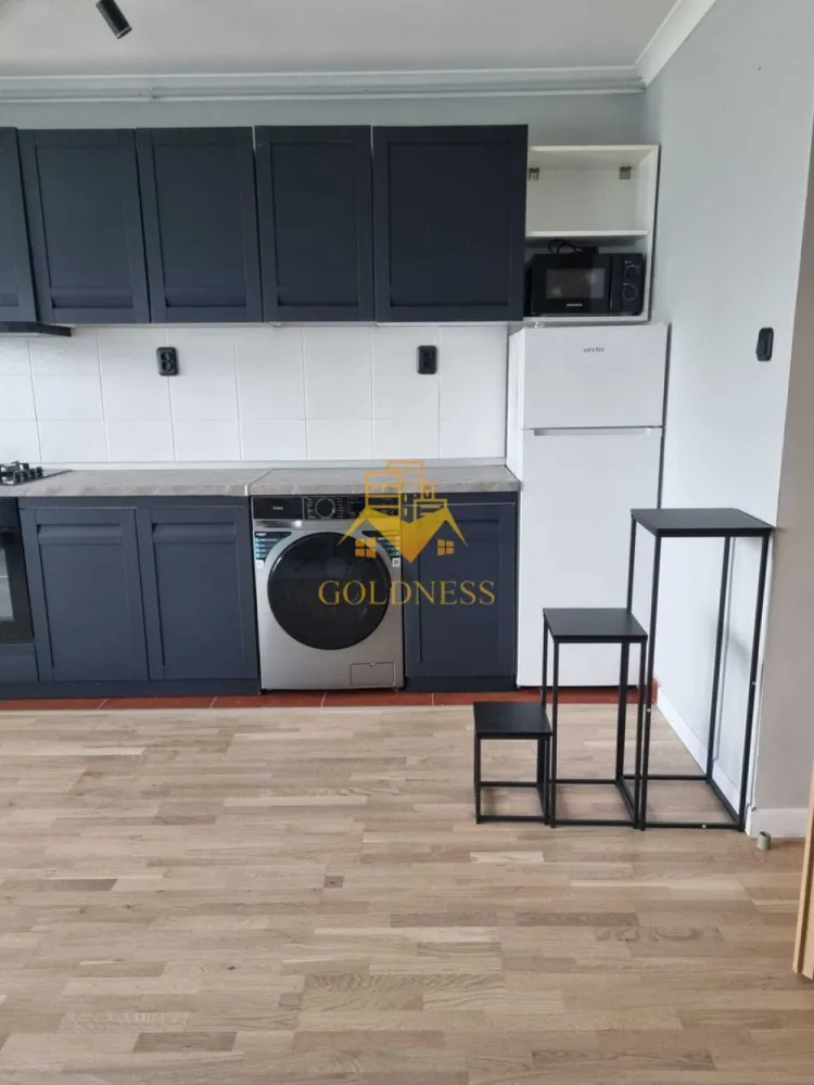 1 camera, Zorilor, Studio, UMF, USAMF, UTCN, Observatorului, Parcare - GOLDNESS Imobiliare vă propune spre închiriere un apartament cu 1 camere tip Studio complet mobilat și utilat, la etajul 3 într-un imobil de 4 etaje, fără lift în Cartierul Zorilor.
Dispune de loc de parcare!
Se află în apropierea stațiilor de transport în comun, magazine, restaurante, spații verzi, farmacii, etc. 

Apartamentul este compartimentat astfel:
 - camera cu pat canapea extensibila, dressing, noptiere
 - bucătărie complet utilată și mobilată, loc de servit masa, cuptor cu microunde
 - baie cu dus walkin, calorifer port prosop și dulap pentru depozitare.
 - terasa de 5mp.

Imobilul este dotat cu toate cele necesare- centrală proprie, frigider, aragaz, hotă, mașină de spălat haine, etc. 
*Canapeaua extensibila este comandată și ajunge în câteva zile, nu se regăsește în poze.

Dacă sunteți interesați de acest apartament și doriți să îl vizionați, dar și pentru alte oferte nu ezitați să ne contactați telefonic sau prin e-mail. Vă stăm la dispoziție!
Pentru intermediere se percepe un comision de 50% din prețul chiriei!