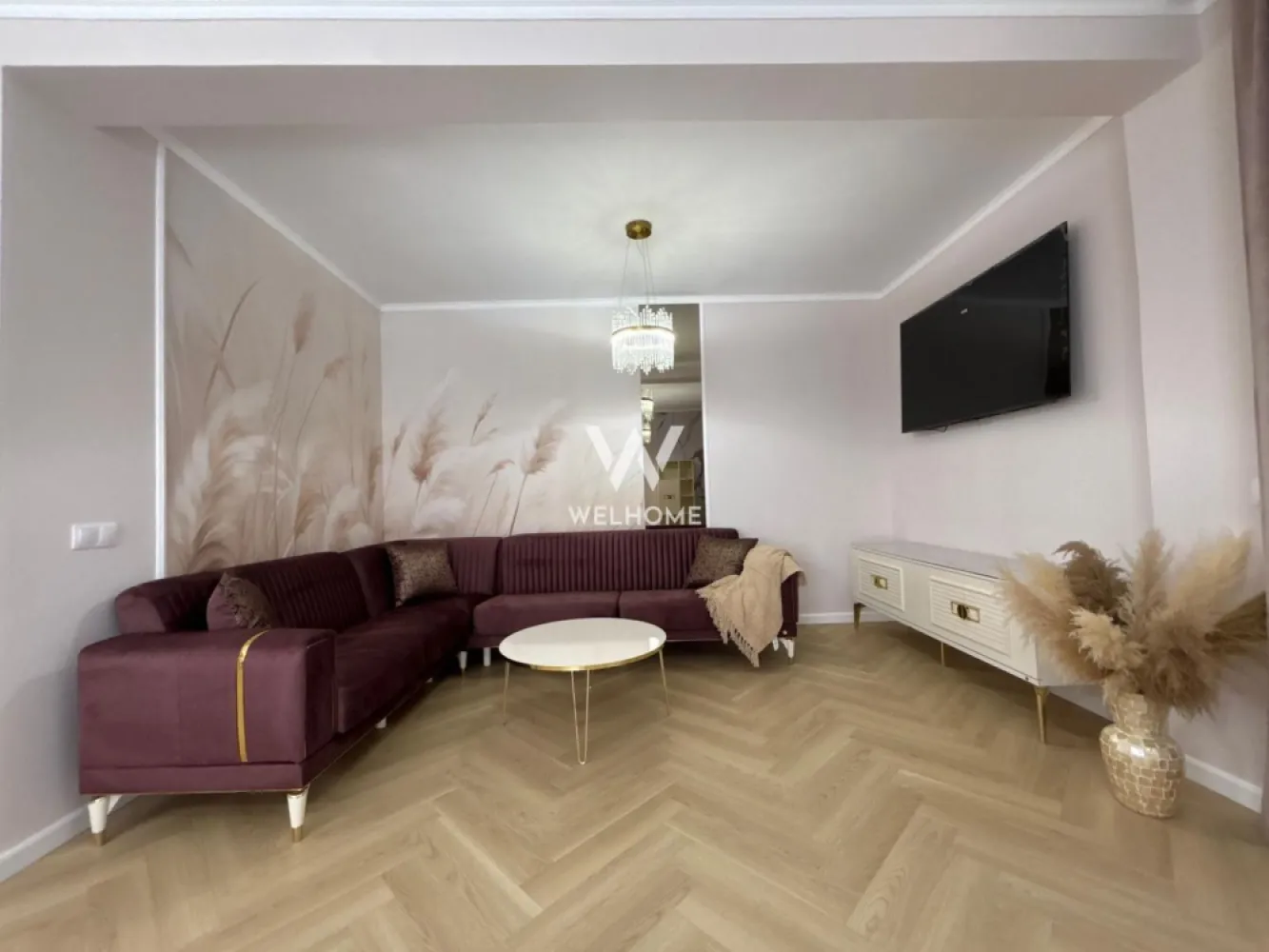 Casa 4 camere PREMIUM, NOUA in Selimbar, Str. Brana - Casă premium de închiriat | Design modern elegant | Prima închiriere

Vă prezentăm o proprietate deosebită, recent finalizată și amenajată complet cu ajutorul unui designer de interior, unde eleganța, confortul și rafinamentul se îmbină perfect într-un spațiu modern și primitor.
Casa impresionează prin finisajele premium, mobilierul realizat pe comandă, spațiile generoase și atenția impecabilă la fiecare detaliu. Totul este nou, realizat din materiale de înaltă calitate, fiind pregătită pentru prima închiriere.
Suprafață utilă: 145 mp
Suprafață teren: 250 mp
Curte liberă amenajată: aprox. 150 mp
Acces auto cu posibilitate de parcare pentru 2 mașini.
Compartimentare inteligentă și funcțională:
PARTER:
* hol de acces elegant;
* living spațios și luminos, cu zonă de dining și ieșire directă pe terasă;
* bucătărie separată, complet mobilată și utilată;
* multiple spații de depozitare integrate;
* baie cu geam pentru ventilație naturală.
ETAJ:
* 3 dormitoare generoase;
* dormitor matrimonial cu dressing;
* 2 băi moderne, finisate premium;
* acces către pod pe întreaga suprafață a casei, ideal pentru depozitare suplimentară.
Exteriorul proprietății completează perfect atmosfera elegantă a casei: curte complet pavată, amenajată cu plante decorative și piatră ornamentală, două terase ideale pentru relaxare și un spațiu tehnic/cămară.
Designul interior se remarcă prin tonuri calde, elemente decorative atent alese, corpuri de iluminat premium și un ambient sofisticat.
O proprietate exclusivistă, ideală pentru cei care își doresc confort, intimitate și un stil de viață modern, într-o casă nouă, elegantă și perfect pregătită pentru mutare.

Chirie lunară: 1800 Euro + garanție
Comision client: 50% din prima chirie