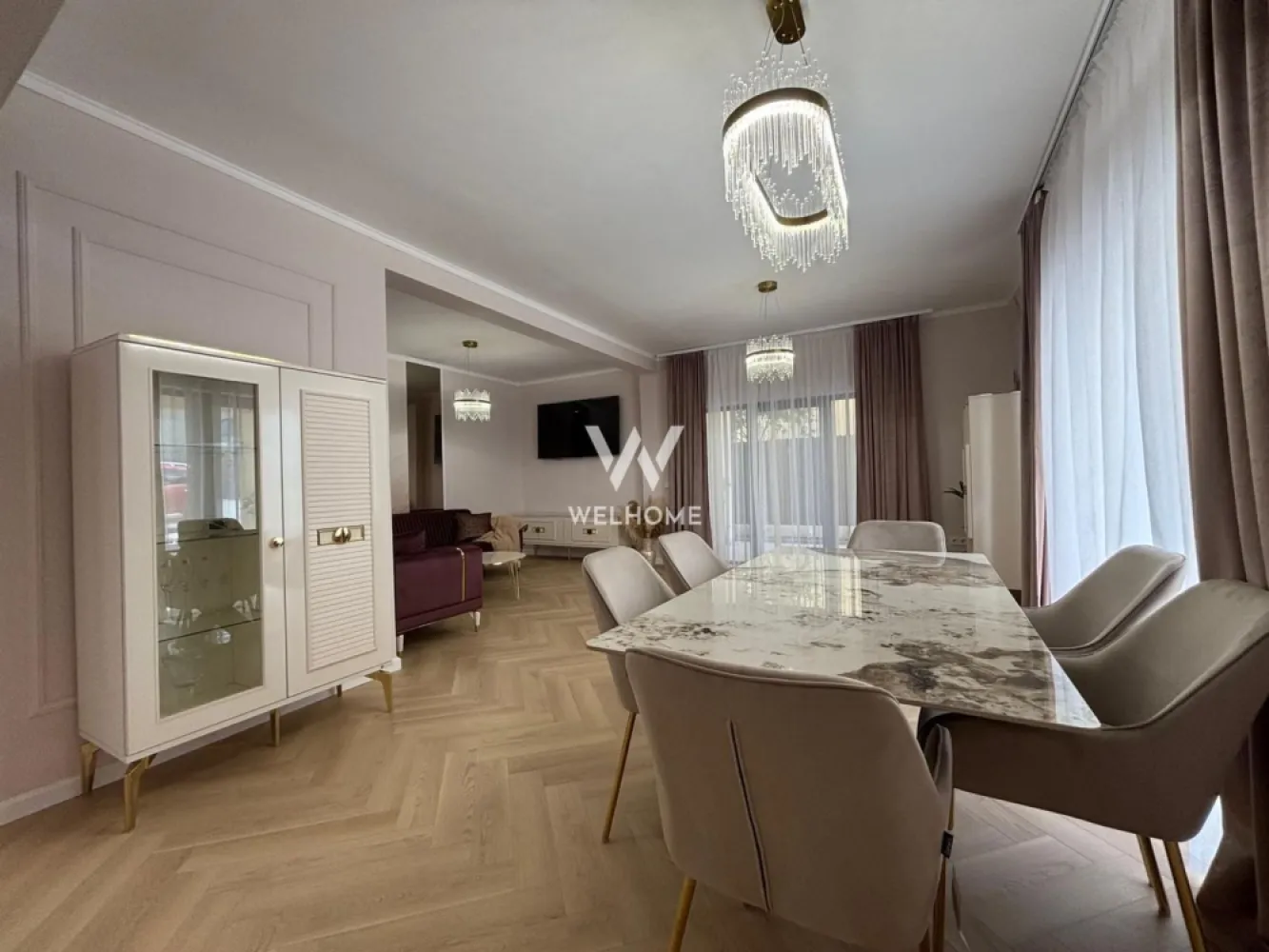 Casa 4 camere PREMIUM, NOUA in Selimbar, Str. Brana - Casă premium de închiriat | Design modern elegant | Prima închiriere

Vă prezentăm o proprietate deosebită, recent finalizată și amenajată complet cu ajutorul unui designer de interior, unde eleganța, confortul și rafinamentul se îmbină perfect într-un spațiu modern și primitor.
Casa impresionează prin finisajele premium, mobilierul realizat pe comandă, spațiile generoase și atenția impecabilă la fiecare detaliu. Totul este nou, realizat din materiale de înaltă calitate, fiind pregătită pentru prima închiriere.
Suprafață utilă: 145 mp
Suprafață teren: 250 mp
Curte liberă amenajată: aprox. 150 mp
Acces auto cu posibilitate de parcare pentru 2 mașini.
Compartimentare inteligentă și funcțională:
PARTER:
* hol de acces elegant;
* living spațios și luminos, cu zonă de dining și ieșire directă pe terasă;
* bucătărie separată, complet mobilată și utilată;
* multiple spații de depozitare integrate;
* baie cu geam pentru ventilație naturală.
ETAJ:
* 3 dormitoare generoase;
* dormitor matrimonial cu dressing;
* 2 băi moderne, finisate premium;
* acces către pod pe întreaga suprafață a casei, ideal pentru depozitare suplimentară.
Exteriorul proprietății completează perfect atmosfera elegantă a casei: curte complet pavată, amenajată cu plante decorative și piatră ornamentală, două terase ideale pentru relaxare și un spațiu tehnic/cămară.
Designul interior se remarcă prin tonuri calde, elemente decorative atent alese, corpuri de iluminat premium și un ambient sofisticat.
O proprietate exclusivistă, ideală pentru cei care își doresc confort, intimitate și un stil de viață modern, într-o casă nouă, elegantă și perfect pregătită pentru mutare.

Chirie lunară: 1800 Euro + garanție
Comision client: 50% din prima chirie