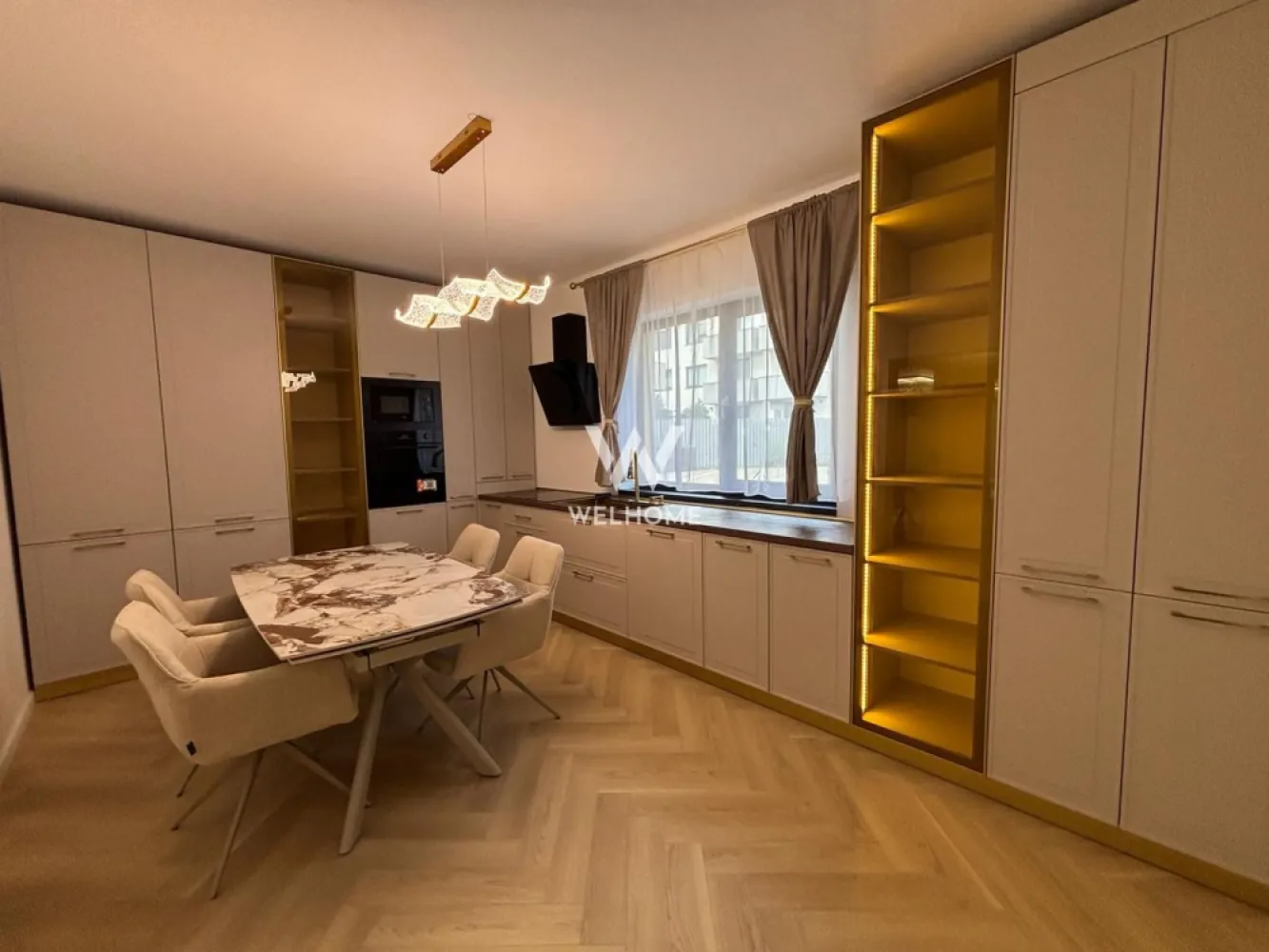 Casa 4 camere PREMIUM, NOUA in Selimbar, Str. Brana - Casă premium de închiriat | Design modern elegant | Prima închiriere

Vă prezentăm o proprietate deosebită, recent finalizată și amenajată complet cu ajutorul unui designer de interior, unde eleganța, confortul și rafinamentul se îmbină perfect într-un spațiu modern și primitor.
Casa impresionează prin finisajele premium, mobilierul realizat pe comandă, spațiile generoase și atenția impecabilă la fiecare detaliu. Totul este nou, realizat din materiale de înaltă calitate, fiind pregătită pentru prima închiriere.
Suprafață utilă: 145 mp
Suprafață teren: 250 mp
Curte liberă amenajată: aprox. 150 mp
Acces auto cu posibilitate de parcare pentru 2 mașini.
Compartimentare inteligentă și funcțională:
PARTER:
* hol de acces elegant;
* living spațios și luminos, cu zonă de dining și ieșire directă pe terasă;
* bucătărie separată, complet mobilată și utilată;
* multiple spații de depozitare integrate;
* baie cu geam pentru ventilație naturală.
ETAJ:
* 3 dormitoare generoase;
* dormitor matrimonial cu dressing;
* 2 băi moderne, finisate premium;
* acces către pod pe întreaga suprafață a casei, ideal pentru depozitare suplimentară.
Exteriorul proprietății completează perfect atmosfera elegantă a casei: curte complet pavată, amenajată cu plante decorative și piatră ornamentală, două terase ideale pentru relaxare și un spațiu tehnic/cămară.
Designul interior se remarcă prin tonuri calde, elemente decorative atent alese, corpuri de iluminat premium și un ambient sofisticat.
O proprietate exclusivistă, ideală pentru cei care își doresc confort, intimitate și un stil de viață modern, într-o casă nouă, elegantă și perfect pregătită pentru mutare.

Chirie lunară: 1800 Euro + garanție
Comision client: 50% din prima chirie