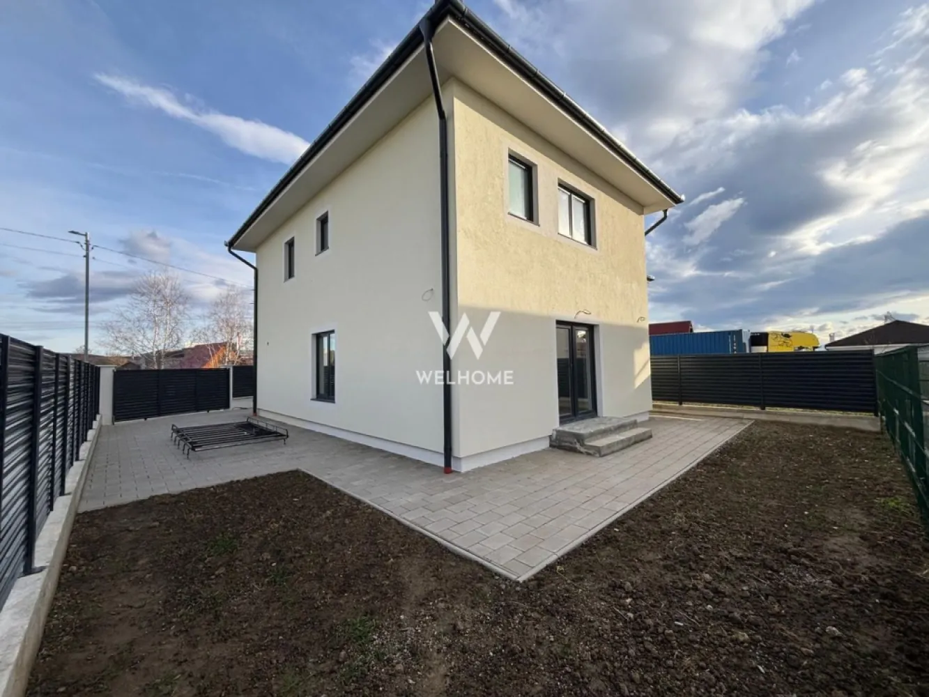 Casa Noua - Cristian, Sibiu - Casa individuala noua - Sibiu, Cristian - 7 minute de la aeroport/autostrada - 15 minute de centru Sibiu Casa de familie - 4 camere, 2 bai, curte - locatie degajata, strazi asfalt, acces fluid Casa cuprinde 120 mp utili, teren 288 mp (casa nr 2) - Parter: hol cu spatiu garderoba, living conex cu bucataria ( semideschis sau pot fi complet separate), baie, spatiu depozitare - Etaj: hol, 3 dormitoare- unul cu dressing, alte 2 cu bacon comun, baie si dressing Casa se vinde semifinisata - incalzire in pardoseala, peretii zugraviti, fereste termopan, centrala termica gaz In curs de finalizare, se poate rezerva acum - gata pana in vara 2025 !! Pret vanzare: 185.000 Euro }}
