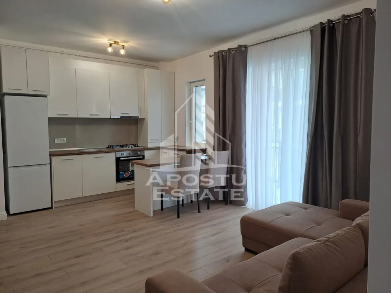 Apartament 2 camere de inchiriat, zona Braytim Timisoara - APOSTU ESTATE va propune spre inchiriere un apartament cu 2 camere.
Imobilul se intinde pe o suprafata utila de 50 mp si este compartimentat astfel:
- living luminos si spatios
- dormitor cu pat matrimonial
- bucatarie Open-Space cu loc de luat masa
- baie cu cada si geam
- balcon deschis
Confortul termic se realizeaza prin intermediul centralei pe gaz.
Apartamentul este complet mobiliat si utilat si dispune de un loc de parcare.
Apartamentul este disponibil din data de 01.06.2026!
Va asteptam cu drag la o vizionare!

ID intern: CP2021354.