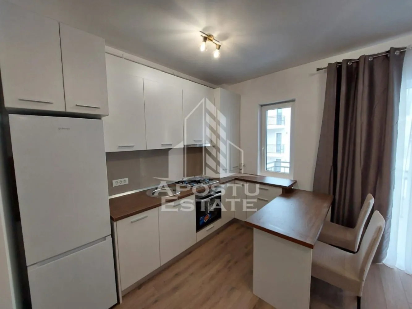 Apartament 2 camere de inchiriat, zona Braytim Timisoara - APOSTU ESTATE va propune spre inchiriere un apartament cu 2 camere.
Imobilul se intinde pe o suprafata utila de 50 mp si este compartimentat astfel:
- living luminos si spatios
- dormitor cu pat matrimonial
- bucatarie Open-Space cu loc de luat masa
- baie cu cada si geam
- balcon deschis
Confortul termic se realizeaza prin intermediul centralei pe gaz.
Apartamentul este complet mobiliat si utilat si dispune de un loc de parcare.
Apartamentul este disponibil din data de 01.06.2026!
Va asteptam cu drag la o vizionare!

ID intern: CP2021354.