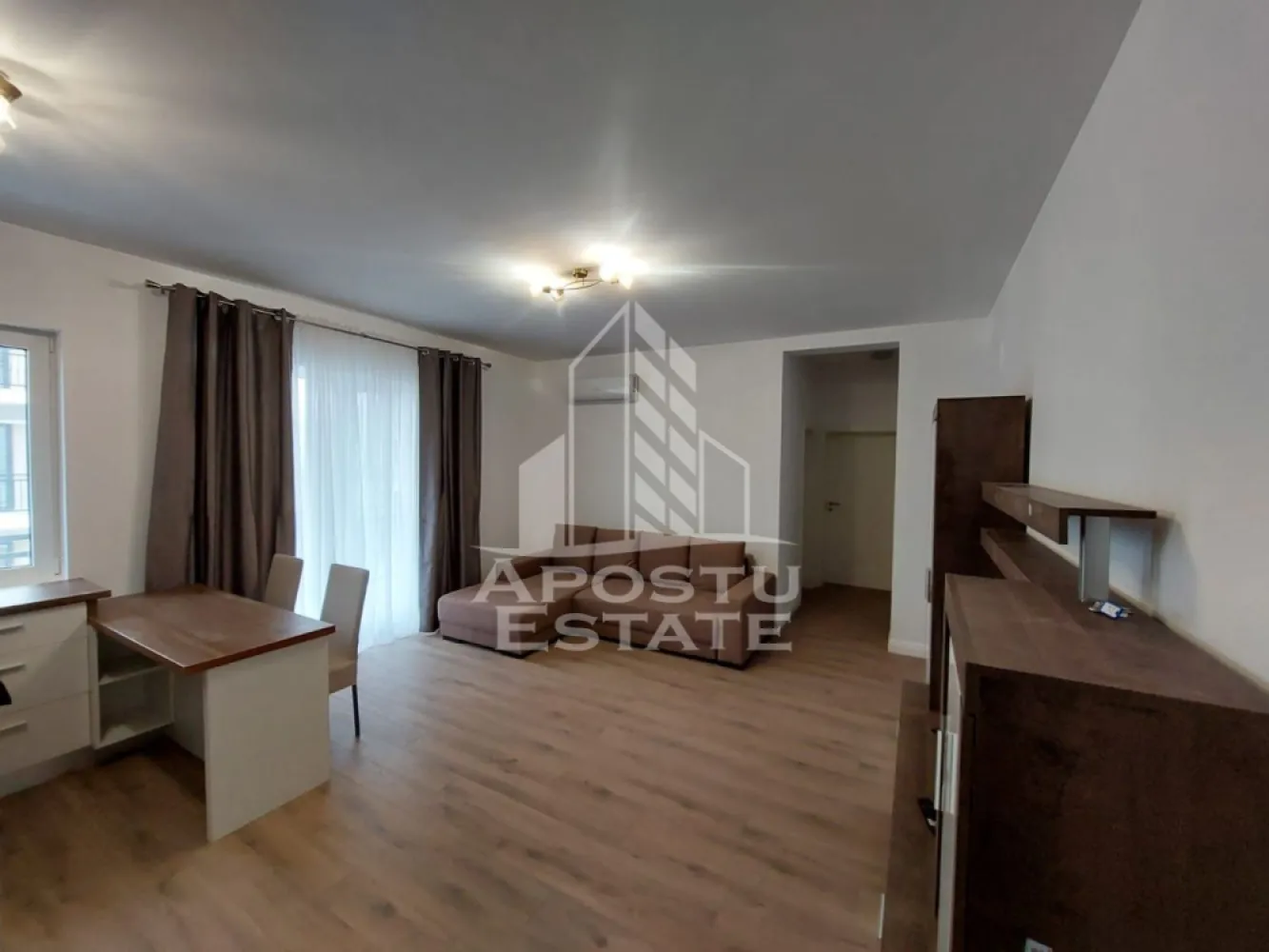 Apartament 2 camere de inchiriat, zona Braytim Timisoara - APOSTU ESTATE va propune spre inchiriere un apartament cu 2 camere.
Imobilul se intinde pe o suprafata utila de 50 mp si este compartimentat astfel:
- living luminos si spatios
- dormitor cu pat matrimonial
- bucatarie Open-Space cu loc de luat masa
- baie cu cada si geam
- balcon deschis
Confortul termic se realizeaza prin intermediul centralei pe gaz.
Apartamentul este complet mobiliat si utilat si dispune de un loc de parcare.
Apartamentul este disponibil din data de 01.06.2026!
Va asteptam cu drag la o vizionare!

ID intern: CP2021354.
