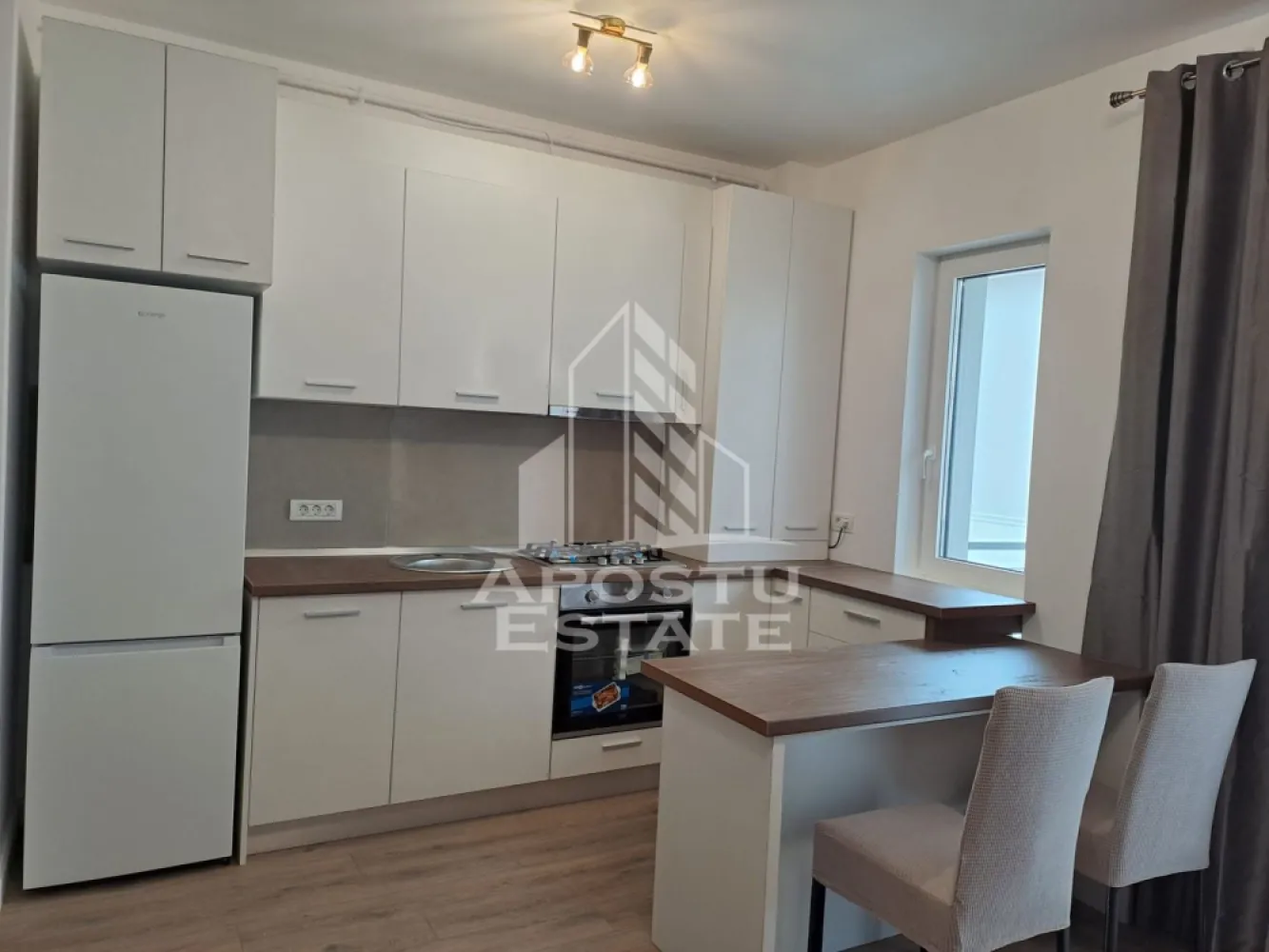 Apartament 2 camere de inchiriat, zona Braytim Timisoara - APOSTU ESTATE va propune spre inchiriere un apartament cu 2 camere.
Imobilul se intinde pe o suprafata utila de 50 mp si este compartimentat astfel:
- living luminos si spatios
- dormitor cu pat matrimonial
- bucatarie Open-Space cu loc de luat masa
- baie cu cada si geam
- balcon deschis
Confortul termic se realizeaza prin intermediul centralei pe gaz.
Apartamentul este complet mobiliat si utilat si dispune de un loc de parcare.
Apartamentul este disponibil din data de 01.06.2026!
Va asteptam cu drag la o vizionare!

ID intern: CP2021354.