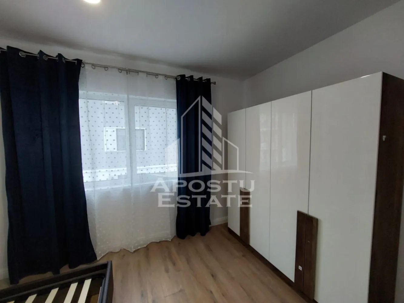 Apartament 2 camere de inchiriat, zona Braytim Timisoara - APOSTU ESTATE va propune spre inchiriere un apartament cu 2 camere.
Imobilul se intinde pe o suprafata utila de 50 mp si este compartimentat astfel:
- living luminos si spatios
- dormitor cu pat matrimonial
- bucatarie Open-Space cu loc de luat masa
- baie cu cada si geam
- balcon deschis
Confortul termic se realizeaza prin intermediul centralei pe gaz.
Apartamentul este complet mobiliat si utilat si dispune de un loc de parcare.
Apartamentul este disponibil din data de 01.06.2026!
Va asteptam cu drag la o vizionare!

ID intern: CP2021354.