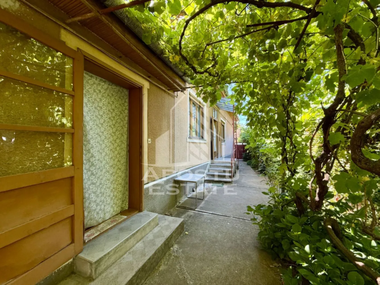 Casa individuala de vanzare, teren 332mp, zona Lunei Timisoara - Agentia imobiliara APOSTU ESTATE va propune spre vanzare o casa individuala lipita in calcan situata in zona Lunei, Timisoara, judetul Timis. 
Casa este solida, realizata integral din caramida in anul 1972 si beneficiaza de toate utilitatile. 
Dispune de un loc de parcare la strada, in fata proprietatii. 
Terenul aferent casei este de 332mp. 
Cu o suprafata utila de 69mp, este compartimentata intr-un apartament cu 2 camere, bucatarie, baie si debara cu acces in podul inalt si inca o garsoniera cu baie proprie. 
In curte se regasesc si niste anexe utilizate momentan pentru depozitare. 

Agentia imobiliara Apostu Estate va ofera consultanta bancara gratuita prin intermediul colaboratorilor nostri pentru alegerea celui mai potrivit tip de credit, astfel incat tu sa devi noul proprietar al acestui apartament.
Va asteptam cu drag la o vizionare!