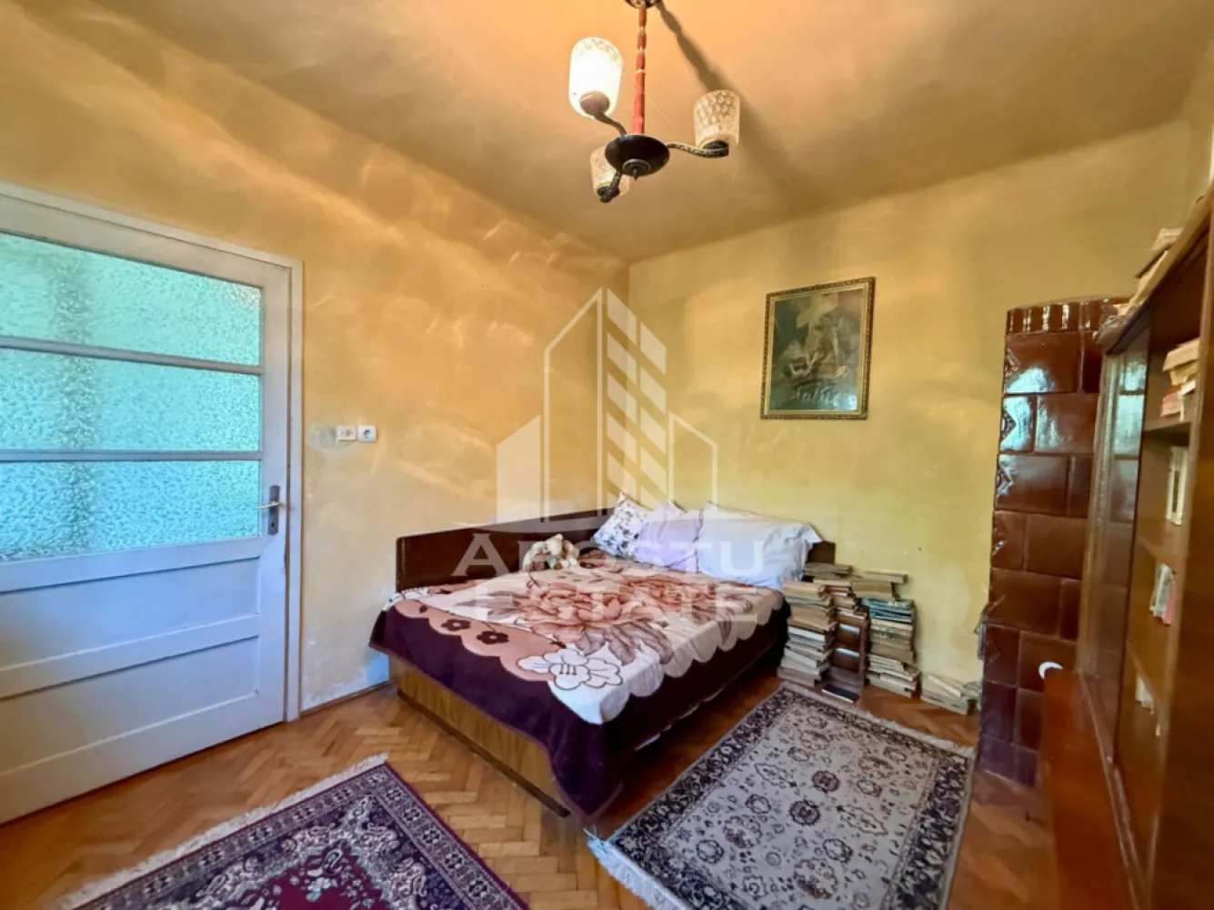 Casa individuala de vanzare, teren 332mp, zona Lunei Timisoara - Agentia imobiliara APOSTU ESTATE va propune spre vanzare o casa individuala lipita in calcan situata in zona Lunei, Timisoara, judetul Timis. 
Casa este solida, realizata integral din caramida in anul 1972 si beneficiaza de toate utilitatile. 
Dispune de un loc de parcare la strada, in fata proprietatii. 
Terenul aferent casei este de 332mp. 
Cu o suprafata utila de 69mp, este compartimentata intr-un apartament cu 2 camere, bucatarie, baie si debara cu acces in podul inalt si inca o garsoniera cu baie proprie. 
In curte se regasesc si niste anexe utilizate momentan pentru depozitare. 

Agentia imobiliara Apostu Estate va ofera consultanta bancara gratuita prin intermediul colaboratorilor nostri pentru alegerea celui mai potrivit tip de credit, astfel incat tu sa devi noul proprietar al acestui apartament.
Va asteptam cu drag la o vizionare!