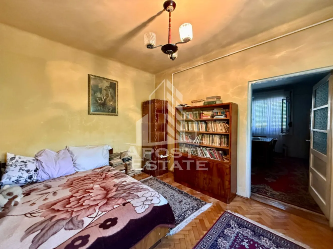 Casa individuala de vanzare, teren 332mp, zona Lunei Timisoara - Agentia imobiliara APOSTU ESTATE va propune spre vanzare o casa individuala lipita in calcan situata in zona Lunei, Timisoara, judetul Timis. 
Casa este solida, realizata integral din caramida in anul 1972 si beneficiaza de toate utilitatile. 
Dispune de un loc de parcare la strada, in fata proprietatii. 
Terenul aferent casei este de 332mp. 
Cu o suprafata utila de 69mp, este compartimentata intr-un apartament cu 2 camere, bucatarie, baie si debara cu acces in podul inalt si inca o garsoniera cu baie proprie. 
In curte se regasesc si niste anexe utilizate momentan pentru depozitare. 

Agentia imobiliara Apostu Estate va ofera consultanta bancara gratuita prin intermediul colaboratorilor nostri pentru alegerea celui mai potrivit tip de credit, astfel incat tu sa devi noul proprietar al acestui apartament.
Va asteptam cu drag la o vizionare!