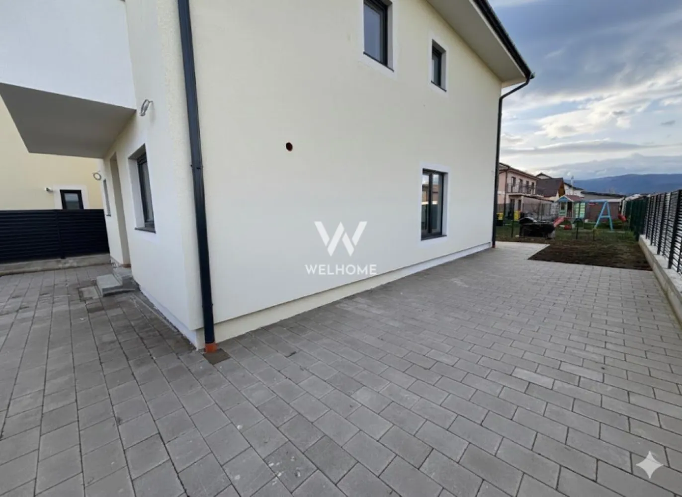 Casa Noua - Cristian, Sibiu - Casa individuala noua - Sibiu, Cristian - 7 minute de la aeroport/autostrada - 15 minute de centru Sibiu Casa de familie - 4 camere, 2 bai, curte - locatie degajata, strazi asfalt, acces fluid Casa cuprinde 120 mp utili, teren 288 mp (casa nr 2) - Parter: hol cu spatiu garderoba, living conex cu bucataria ( semideschis sau pot fi complet separate), baie, spatiu depozitare - Etaj: hol, 3 dormitoare- unul cu dressing, alte 2 cu bacon comun, baie si dressing Casa se vinde semifinisata - incalzire in pardoseala, peretii zugraviti, fereste termopan, centrala termica gaz In curs de finalizare, se poate rezerva acum - gata pana in vara 2025 !! Pret vanzare: 185.000 Euro }}