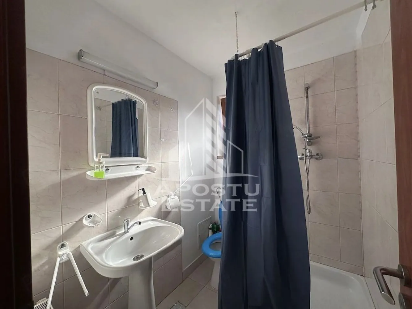 Apartament cu 1 camera , de inchiriat , Zona Take Ionescu ,Timișoara - Agentia imobiliara APOSTU ESTATE va propune spre inchiriere o garsoniera luminoasă , situata in zona Take Ionescu , o zona linistita si bine pozitionata din Timisoara, potrivit pentru cupluri ,persoane singure , sau studenti care isi doresc o locuinta unde sa se simta confortabil si cu acces facil catre scoli, statii de autobuz, supermarketuri , magazine de zona, parcuri.

Suprafata utila: 22 mp
Compartimentare eficienta:
-Bucatarie complet mobilata si utilata, cu loc de luat masa
-Dormitor mobilat si utilat
-Baie prevazuta cu dus 
Confort si facilitati:
-Incalzirea apartamentului: centrala proprie cu încălzire in pardoseala 
-Apartamentul este complet mobilat si utilat
-Se accepta animale de companie de catre proprietar - de talie mica 
Localizare:
-Timis,Timisoara, zona Take Ionescu -Simion Barnutiu,acces facil spre magazine, supermarketul Lidl, scoli, parcuri si mijloace de transport in comun.

Ideal pentru:
-Cupluri
-Studenti
Pret chirie lunara: 270 euro 
Programeaza o vizionare pentru a-ti putea imagina viitorul aici!
ID intern: CP3121972