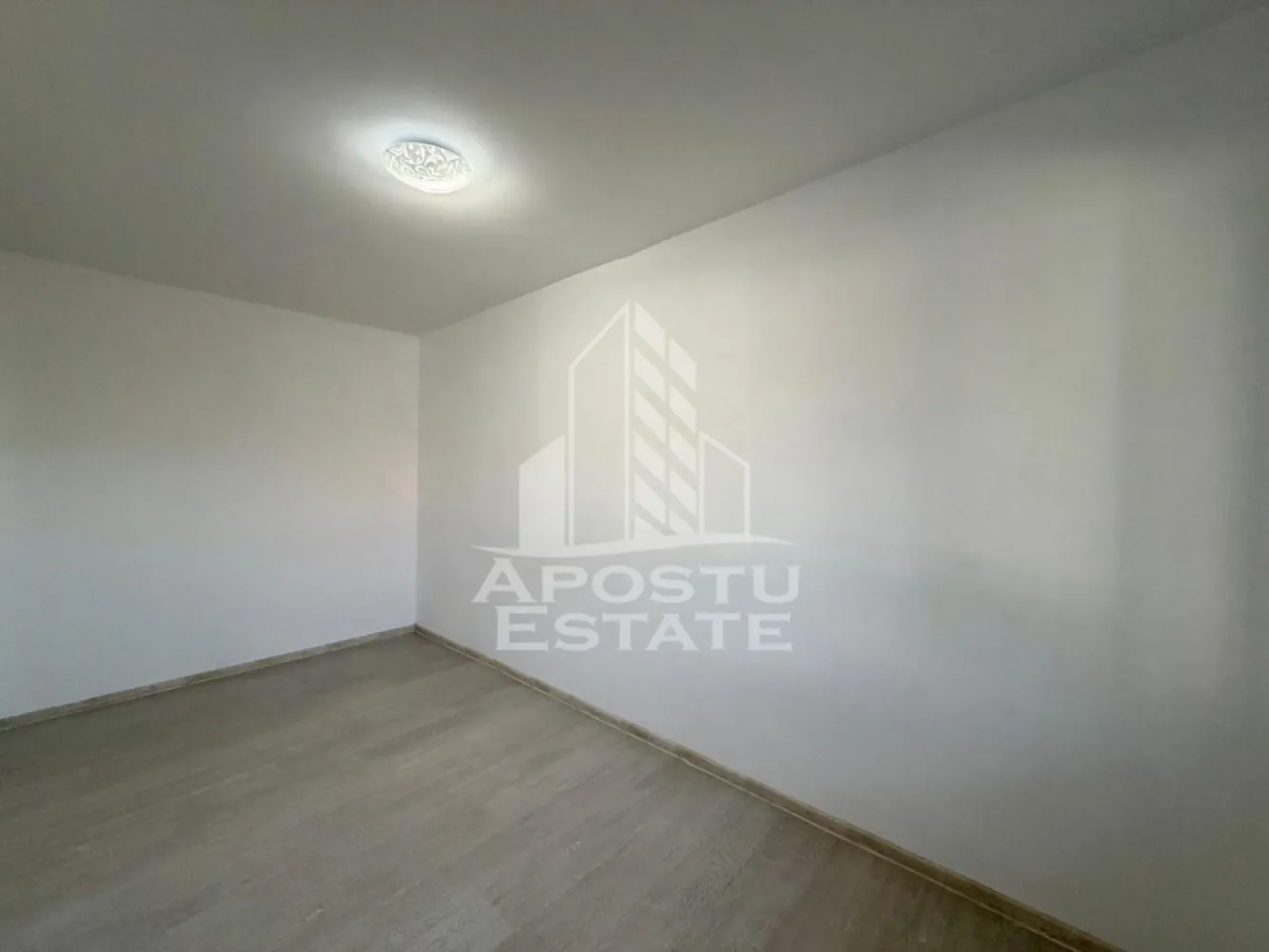 Apartament cu 2 camere de vanzare, zona Cetatii, Timisoara - Agentia imobiliara APOSTU ESTATE va propune spre vanzare un apartament semidecomandat, spatios si elegant, cu 2 camere, balcon si o suprafata utila de 40 mp, situat la parterul unui imobil cu 4 etaje in zona Cetatii din Timisoara – o zona linistita, apreciata pentru accesul rapid catre principalele puncte de interes ale orasului.

Aceasta proprietate este ideala atat pentru locuinta proprie, cat si pentru investitie, datorita compartimentarii eficiente si amplasarii excelente.

Detalii proprietate:
- Suprafata utila: 40 mp
- Etaj: P/$
- Compartimentare semidecomandata
- Instalatia electrica schimbata

Compartimentare:
- Hol de acces generos, prevazut cu dressing
- Bucatarie complet mobilata si utilata, cu loc pentru servirea mesei
- Living spatios si luminos
- Dormitor matrimonial
- Baie cu cada
- Balcon

Apartamentul beneficiaza de:
- Incalzirea cu ajutorul termoficarii, repartitoare pe fiecare calorife si contor de gaz la usa cu posibilitatea de a se monta centrala proprie
Localizare:

Imobilul este situat intr-o zona foarte bine conectata, avand in apropiere:
- Supermarketuri
- Piata
- Farmacii
- Scoli si gradinite
- Restaurante si cafenele
- Mijloace de transport in comun

De asemenea, proximitatea fata de Iulius Town Timișoara creste considerabil atractivitatea apartamentului, atat pentru locuire, cat si pentru inchiriere.

Agentia Apostu Estate ofera consultanta bancara gratuita prin intermediul colaboratorilor si brokerilor de credite, pentru alegerea celei mai potrivite solutii de finantare.

Programeaza o vizionare si descopera avantajele acestui apartament primitor din zona Cetatii!

ID intern: CP3122265.