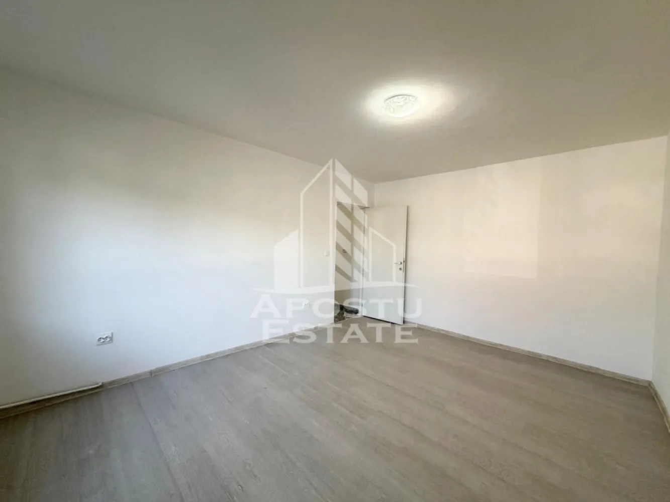 Apartament cu 2 camere de vanzare, zona Cetatii, Timisoara - Agentia imobiliara APOSTU ESTATE va propune spre vanzare un apartament semidecomandat, spatios si elegant, cu 2 camere, balcon si o suprafata utila de 40 mp, situat la parterul unui imobil cu 4 etaje in zona Cetatii din Timisoara – o zona linistita, apreciata pentru accesul rapid catre principalele puncte de interes ale orasului.

Aceasta proprietate este ideala atat pentru locuinta proprie, cat si pentru investitie, datorita compartimentarii eficiente si amplasarii excelente.

Detalii proprietate:
- Suprafata utila: 40 mp
- Etaj: P/$
- Compartimentare semidecomandata
- Instalatia electrica schimbata

Compartimentare:
- Hol de acces generos, prevazut cu dressing
- Bucatarie complet mobilata si utilata, cu loc pentru servirea mesei
- Living spatios si luminos
- Dormitor matrimonial
- Baie cu cada
- Balcon

Apartamentul beneficiaza de:
- Incalzirea cu ajutorul termoficarii, repartitoare pe fiecare calorife si contor de gaz la usa cu posibilitatea de a se monta centrala proprie
Localizare:

Imobilul este situat intr-o zona foarte bine conectata, avand in apropiere:
- Supermarketuri
- Piata
- Farmacii
- Scoli si gradinite
- Restaurante si cafenele
- Mijloace de transport in comun

De asemenea, proximitatea fata de Iulius Town Timișoara creste considerabil atractivitatea apartamentului, atat pentru locuire, cat si pentru inchiriere.

Agentia Apostu Estate ofera consultanta bancara gratuita prin intermediul colaboratorilor si brokerilor de credite, pentru alegerea celei mai potrivite solutii de finantare.

Programeaza o vizionare si descopera avantajele acestui apartament primitor din zona Cetatii!

ID intern: CP3122265.