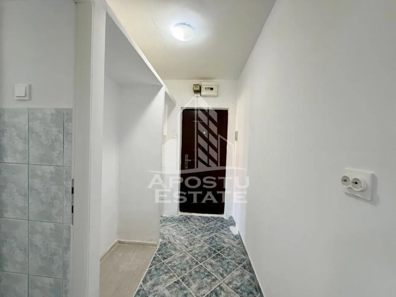 Apartament cu 2 camere de vanzare, zona Cetatii, Timisoara - Agentia imobiliara APOSTU ESTATE va propune spre vanzare un apartament semidecomandat, spatios si elegant, cu 2 camere, balcon si o suprafata utila de 40 mp, situat la parterul unui imobil cu 4 etaje in zona Cetatii din Timisoara – o zona linistita, apreciata pentru accesul rapid catre principalele puncte de interes ale orasului.

Aceasta proprietate este ideala atat pentru locuinta proprie, cat si pentru investitie, datorita compartimentarii eficiente si amplasarii excelente.

Detalii proprietate:
- Suprafata utila: 40 mp
- Etaj: P/$
- Compartimentare semidecomandata
- Instalatia electrica schimbata

Compartimentare:
- Hol de acces generos, prevazut cu dressing
- Bucatarie complet mobilata si utilata, cu loc pentru servirea mesei
- Living spatios si luminos
- Dormitor matrimonial
- Baie cu cada
- Balcon

Apartamentul beneficiaza de:
- Incalzirea cu ajutorul termoficarii, repartitoare pe fiecare calorife si contor de gaz la usa cu posibilitatea de a se monta centrala proprie
Localizare:

Imobilul este situat intr-o zona foarte bine conectata, avand in apropiere:
- Supermarketuri
- Piata
- Farmacii
- Scoli si gradinite
- Restaurante si cafenele
- Mijloace de transport in comun

De asemenea, proximitatea fata de Iulius Town Timișoara creste considerabil atractivitatea apartamentului, atat pentru locuire, cat si pentru inchiriere.

Agentia Apostu Estate ofera consultanta bancara gratuita prin intermediul colaboratorilor si brokerilor de credite, pentru alegerea celei mai potrivite solutii de finantare.

Programeaza o vizionare si descopera avantajele acestui apartament primitor din zona Cetatii!

ID intern: CP3122265.
