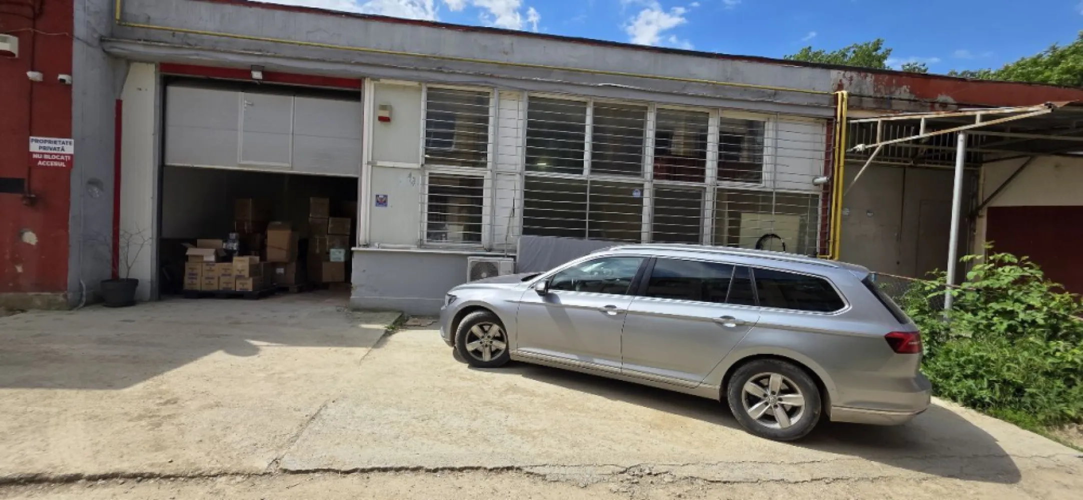 Depozit 240 mp de închiriat Drumul Între Tarlale |acces TIR birou - K Imobiliare vă propune spre închiriere un spațiu de depozitare situat în zona Drumul Între Tarlale, ideal pentru logistică, distribuție, e-commerce sau activități de producție ușoară.

Depozitul este amplasat la parter și beneficiază de acces facil pentru aprovizionare, inclusiv acces TIR, fiind potrivit pentru firme care au nevoie de flux constant de marfă.
**Caracteristici principale:**
* Suprafață depozit: 240 mp
* Compartimentare eficientă
* Ușă mare tip garaj pentru acces facil marfă
* Lumină naturală (ferestre mari)
* Înălțime optimă pentru depozitare
* Centrală termică proprie
* Spațiu birou inclus

**Facilități și avantaje:**
* Acces TIR
* Curte pentru manevră și descărcare
* 4 locuri de parcare
* Zonă industrială activă
* Acces rapid către centură și artere principale

**Destinații recomandate:**
depozitare marfă, curierat, e-commerce, logistică, producție ușoară, distribuție
**Localizare:**
Drumul Între Tarlale – zonă industrială, ușor accesibilă pentru transportatori și activități comerciale.

**Disponibilitate:**
Disponibil începând cu 1 iunie 2026

Pentru mai multe detalii sau programarea unei vizionări, nu ezitați să ne contactați!