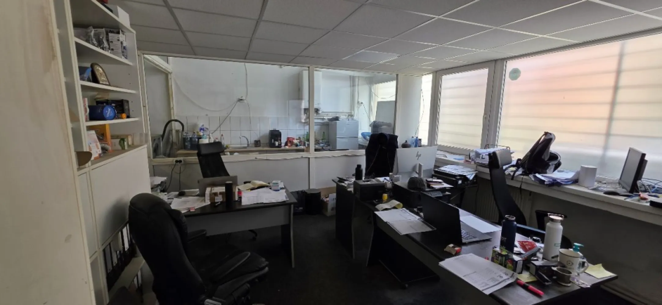 Depozit 240 mp de închiriat Drumul Între Tarlale |acces TIR birou - K Imobiliare vă propune spre închiriere un spațiu de depozitare situat în zona Drumul Între Tarlale, ideal pentru logistică, distribuție, e-commerce sau activități de producție ușoară.

Depozitul este amplasat la parter și beneficiază de acces facil pentru aprovizionare, inclusiv acces TIR, fiind potrivit pentru firme care au nevoie de flux constant de marfă.
**Caracteristici principale:**
* Suprafață depozit: 240 mp
* Compartimentare eficientă
* Ușă mare tip garaj pentru acces facil marfă
* Lumină naturală (ferestre mari)
* Înălțime optimă pentru depozitare
* Centrală termică proprie
* Spațiu birou inclus

**Facilități și avantaje:**
* Acces TIR
* Curte pentru manevră și descărcare
* 4 locuri de parcare
* Zonă industrială activă
* Acces rapid către centură și artere principale

**Destinații recomandate:**
depozitare marfă, curierat, e-commerce, logistică, producție ușoară, distribuție
**Localizare:**
Drumul Între Tarlale – zonă industrială, ușor accesibilă pentru transportatori și activități comerciale.

**Disponibilitate:**
Disponibil începând cu 1 iunie 2026

Pentru mai multe detalii sau programarea unei vizionări, nu ezitați să ne contactați!