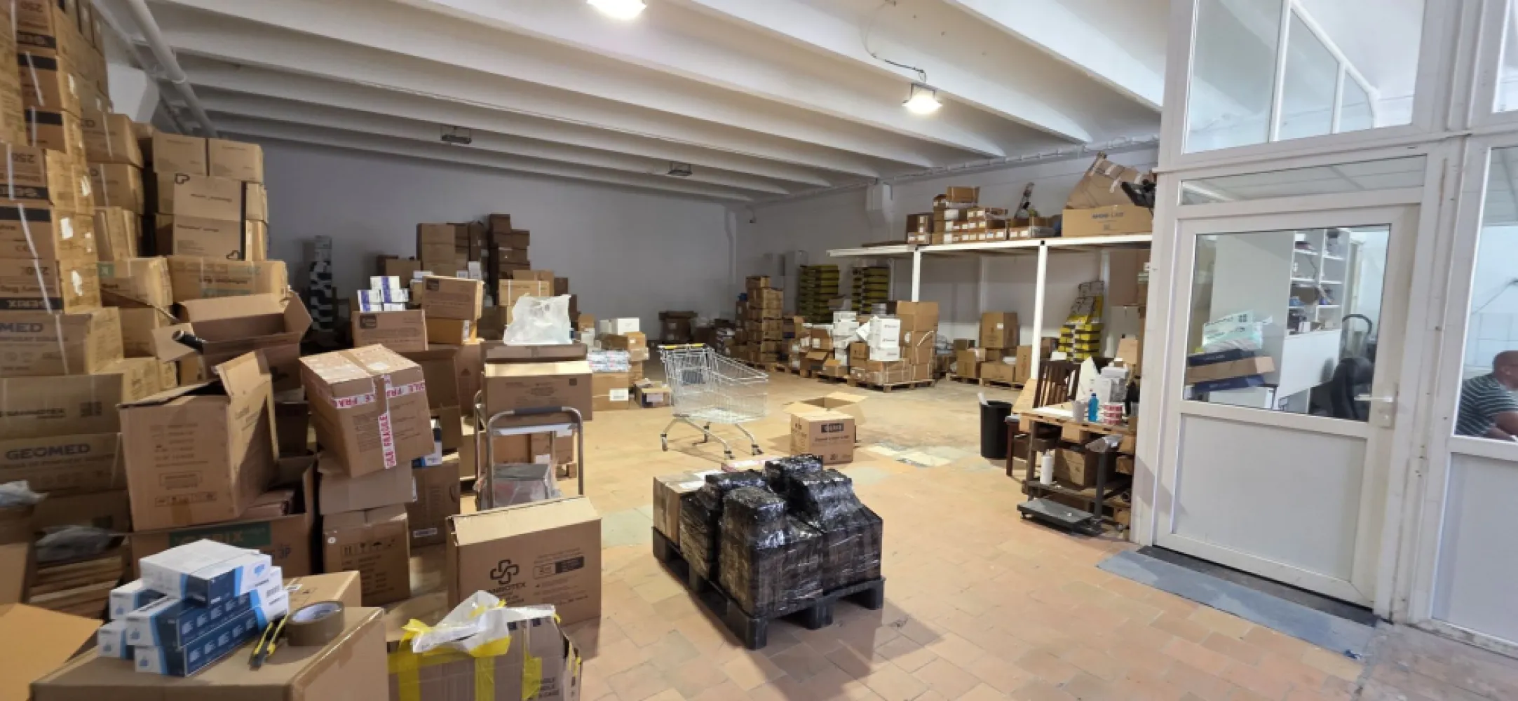 Depozit 240 mp de închiriat Drumul Între Tarlale |acces TIR birou - K Imobiliare vă propune spre închiriere un spațiu de depozitare situat în zona Drumul Între Tarlale, ideal pentru logistică, distribuție, e-commerce sau activități de producție ușoară.

Depozitul este amplasat la parter și beneficiază de acces facil pentru aprovizionare, inclusiv acces TIR, fiind potrivit pentru firme care au nevoie de flux constant de marfă.
**Caracteristici principale:**
* Suprafață depozit: 240 mp
* Compartimentare eficientă
* Ușă mare tip garaj pentru acces facil marfă
* Lumină naturală (ferestre mari)
* Înălțime optimă pentru depozitare
* Centrală termică proprie
* Spațiu birou inclus

**Facilități și avantaje:**
* Acces TIR
* Curte pentru manevră și descărcare
* 4 locuri de parcare
* Zonă industrială activă
* Acces rapid către centură și artere principale

**Destinații recomandate:**
depozitare marfă, curierat, e-commerce, logistică, producție ușoară, distribuție
**Localizare:**
Drumul Între Tarlale – zonă industrială, ușor accesibilă pentru transportatori și activități comerciale.

**Disponibilitate:**
Disponibil începând cu 1 iunie 2026

Pentru mai multe detalii sau programarea unei vizionări, nu ezitați să ne contactați!
