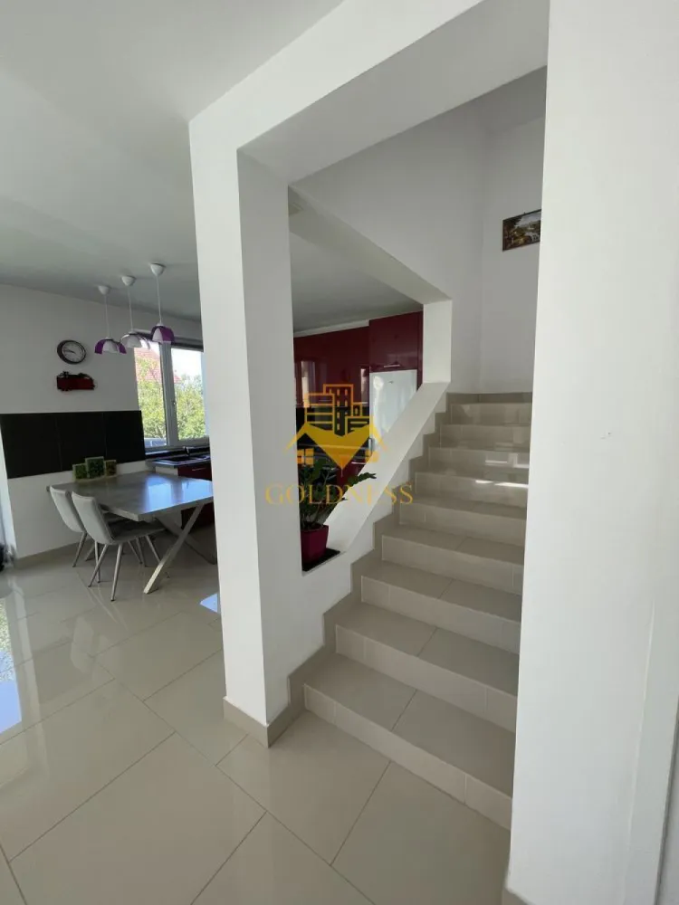 Duplex/Casa, Europa, Eugen Ionesco, Frunzișului, Observatorului, Garaj - Se oferă spre închiriere casă tip duplex, modern compartimentată, cu o suprafață utilă de 120 mp, dispusă pe P+1, ideală pentru o familie sau pentru cei care își doresc confort și spațiu bine organizat.

Locuința este compusă din living spațios cu bucătărie open-space, 3 dormitoare, 2 băi, dressing și o spectaculoasă terasă pe acoperiș de 60 mp, perfectă pentru relaxare sau petrecerea timpului liber.

Casa se închiriază complet mobilată și utilată și beneficiază de:
• loc de parcare
• garaj
• curte
• centrală termică proprie
• încălzire în pardoseală la parter

O locuință modernă, practică și confortabilă, într-un ambient plăcut și bine compartimentat.

Dacă sunteți interesați de acest apartament și doriți să îl vizionați, dar și pentru alte oferte nu ezitați să ne contactați telefonic sau prin e-mail. Vă stăm la dispoziție!
Pentru intermediere se percepe un comision de 50% din prețul chiriei!