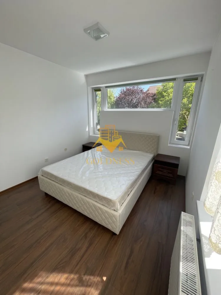 Duplex/Casa, Europa, Eugen Ionesco, Frunzișului, Observatorului, Garaj - Se oferă spre închiriere casă tip duplex, modern compartimentată, cu o suprafață utilă de 120 mp, dispusă pe P+1, ideală pentru o familie sau pentru cei care își doresc confort și spațiu bine organizat.

Locuința este compusă din living spațios cu bucătărie open-space, 3 dormitoare, 2 băi, dressing și o spectaculoasă terasă pe acoperiș de 60 mp, perfectă pentru relaxare sau petrecerea timpului liber.

Casa se închiriază complet mobilată și utilată și beneficiază de:
• loc de parcare
• garaj
• curte
• centrală termică proprie
• încălzire în pardoseală la parter

O locuință modernă, practică și confortabilă, într-un ambient plăcut și bine compartimentat.

Dacă sunteți interesați de acest apartament și doriți să îl vizionați, dar și pentru alte oferte nu ezitați să ne contactați telefonic sau prin e-mail. Vă stăm la dispoziție!
Pentru intermediere se percepe un comision de 50% din prețul chiriei!