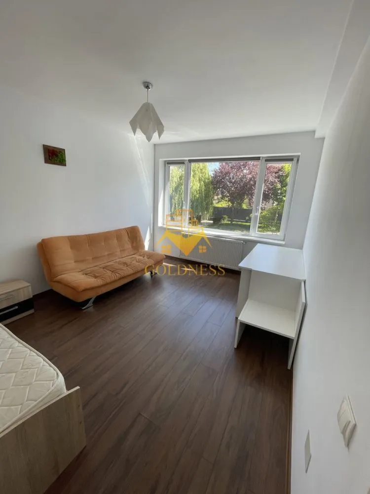 Duplex/Casa, Europa, Eugen Ionesco, Frunzișului, Observatorului, Garaj - Se oferă spre închiriere casă tip duplex, modern compartimentată, cu o suprafață utilă de 120 mp, dispusă pe P+1, ideală pentru o familie sau pentru cei care își doresc confort și spațiu bine organizat.

Locuința este compusă din living spațios cu bucătărie open-space, 3 dormitoare, 2 băi, dressing și o spectaculoasă terasă pe acoperiș de 60 mp, perfectă pentru relaxare sau petrecerea timpului liber.

Casa se închiriază complet mobilată și utilată și beneficiază de:
• loc de parcare
• garaj
• curte
• centrală termică proprie
• încălzire în pardoseală la parter

O locuință modernă, practică și confortabilă, într-un ambient plăcut și bine compartimentat.

Dacă sunteți interesați de acest apartament și doriți să îl vizionați, dar și pentru alte oferte nu ezitați să ne contactați telefonic sau prin e-mail. Vă stăm la dispoziție!
Pentru intermediere se percepe un comision de 50% din prețul chiriei!