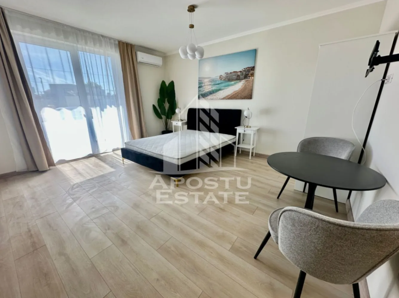 Apartament cu 1 camera, mobilat, zona centrala din Giroc - APOSTU ESTATE va ofera spre inchiriere un apartament cu 1 camera, situat la parterul unui bloc cu 3 etaje din Giroc.
Beneficiaza de o suprafata de 30 mp utili + balcon de 6 mp.
Confortul termic se realizeaza cu ajutorul centralei proprii pe gaz cu incalzire in pardoseala.
Dispune de 1 loc de parcare trecut in CF, iar accesul in parcarea interioara se face automatizat.
Camere de supraveghere pe bloc.
Se inchiriaza complet utilat si mobilat.
Clima.

Compartimentare:
- hol acces
- baie cu cabina de dus
- camera open space
- bucatarie
- balcon

Pretul este 320 euro + garantie.
Va asteptam cu drag la o vizionare!
CP 3122762