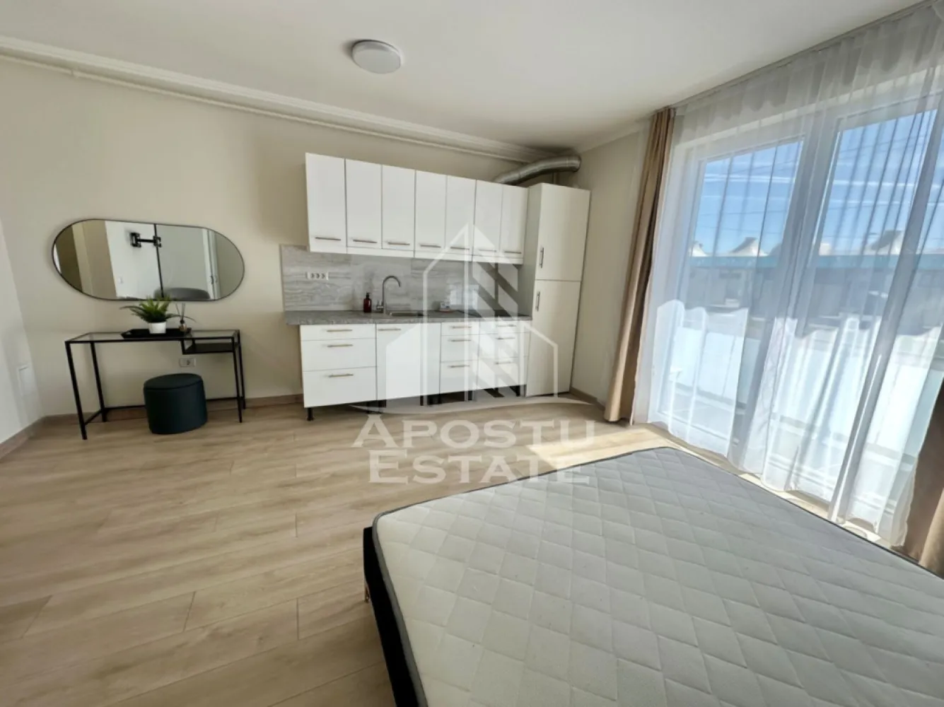 Apartament cu 1 camera, mobilat, zona centrala din Giroc - APOSTU ESTATE va ofera spre inchiriere un apartament cu 1 camera, situat la parterul unui bloc cu 3 etaje din Giroc.
Beneficiaza de o suprafata de 30 mp utili + balcon de 6 mp.
Confortul termic se realizeaza cu ajutorul centralei proprii pe gaz cu incalzire in pardoseala.
Dispune de 1 loc de parcare trecut in CF, iar accesul in parcarea interioara se face automatizat.
Camere de supraveghere pe bloc.
Se inchiriaza complet utilat si mobilat.
Clima.

Compartimentare:
- hol acces
- baie cu cabina de dus
- camera open space
- bucatarie
- balcon

Pretul este 320 euro + garantie.
Va asteptam cu drag la o vizionare!
CP 3122762