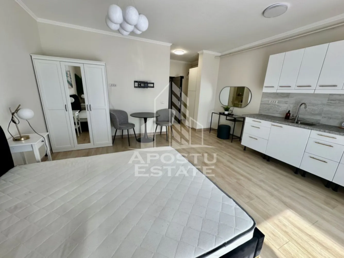 Apartament cu 1 camera, mobilat, zona centrala din Giroc - APOSTU ESTATE va ofera spre inchiriere un apartament cu 1 camera, situat la parterul unui bloc cu 3 etaje din Giroc.
Beneficiaza de o suprafata de 30 mp utili + balcon de 6 mp.
Confortul termic se realizeaza cu ajutorul centralei proprii pe gaz cu incalzire in pardoseala.
Dispune de 1 loc de parcare trecut in CF, iar accesul in parcarea interioara se face automatizat.
Camere de supraveghere pe bloc.
Se inchiriaza complet utilat si mobilat.
Clima.

Compartimentare:
- hol acces
- baie cu cabina de dus
- camera open space
- bucatarie
- balcon

Pretul este 320 euro + garantie.
Va asteptam cu drag la o vizionare!
CP 3122762