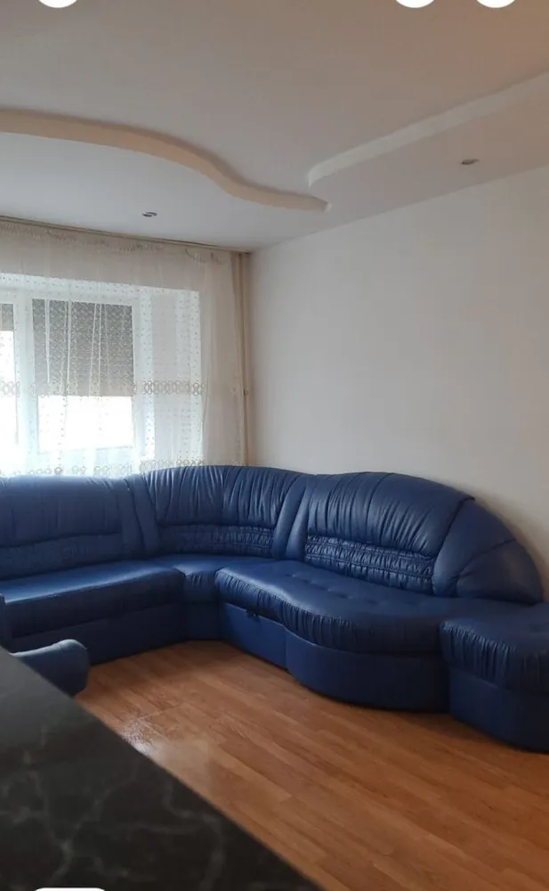 De inchiriat apartament 3 camere, Micro 20, 2100 lei - Se ofera spre închiriere apartament cu 3 camere, situat în Micro 20, în imediata apropiere a Cofetăriei Dana, într-o zonă liniștită și accesibilă.
Apartamentul este amplasat la etajul 5 din 10, într-un bloc prevăzut cu lift, și este compartimentat astfel:
- living;
- 2 dormitoare;
- 2 băi;
- balcon.
Locuința beneficiază de centrală proprie și se închiriază complet mobilată și utilată, exact ca în fotografii, fiind pregătită pentru mutare imediată.
Se caută chiriași serioși și responsabili. Se inchiriaza doar pe termen lung.
La incheierea contractului de inchiriere chiriasul va achita prima chirie, o garantie egala cu o chirie si comisionul agentiei imobiliare.
Pentru informații suplimentare și programarea unei vizionări, vă rog să mă contactați 0741.030.291 Marilena.
