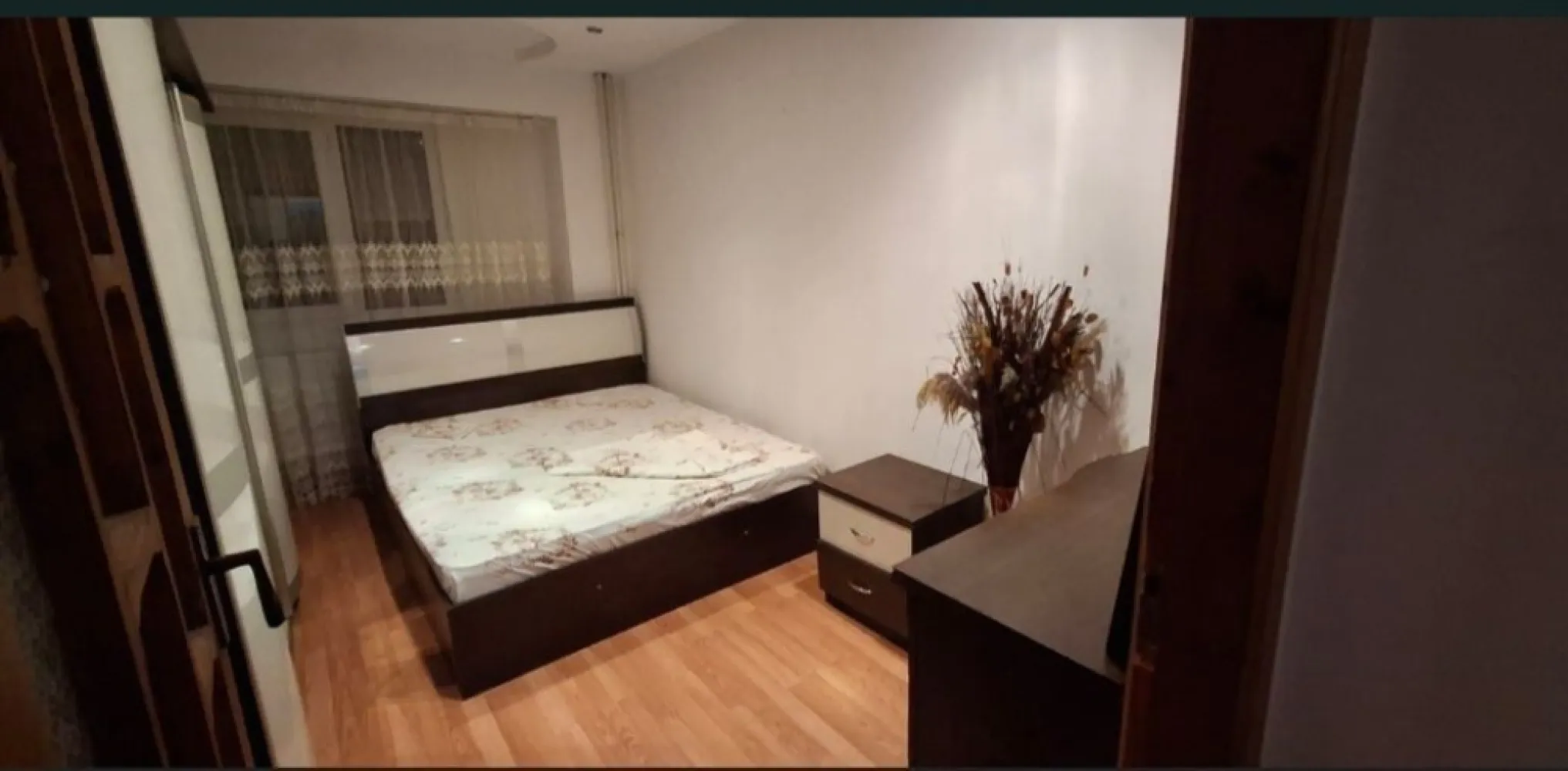 De inchiriat apartament 3 camere, Micro 20, 2100 lei - Se ofera spre închiriere apartament cu 3 camere, situat în Micro 20, în imediata apropiere a Cofetăriei Dana, într-o zonă liniștită și accesibilă.
Apartamentul este amplasat la etajul 5 din 10, într-un bloc prevăzut cu lift, și este compartimentat astfel:
- living;
- 2 dormitoare;
- 2 băi;
- balcon.
Locuința beneficiază de centrală proprie și se închiriază complet mobilată și utilată, exact ca în fotografii, fiind pregătită pentru mutare imediată.
Se caută chiriași serioși și responsabili. Se inchiriaza doar pe termen lung.
La incheierea contractului de inchiriere chiriasul va achita prima chirie, o garantie egala cu o chirie si comisionul agentiei imobiliare.
Pentru informații suplimentare și programarea unei vizionări, vă rog să mă contactați 0741.030.291 Marilena.